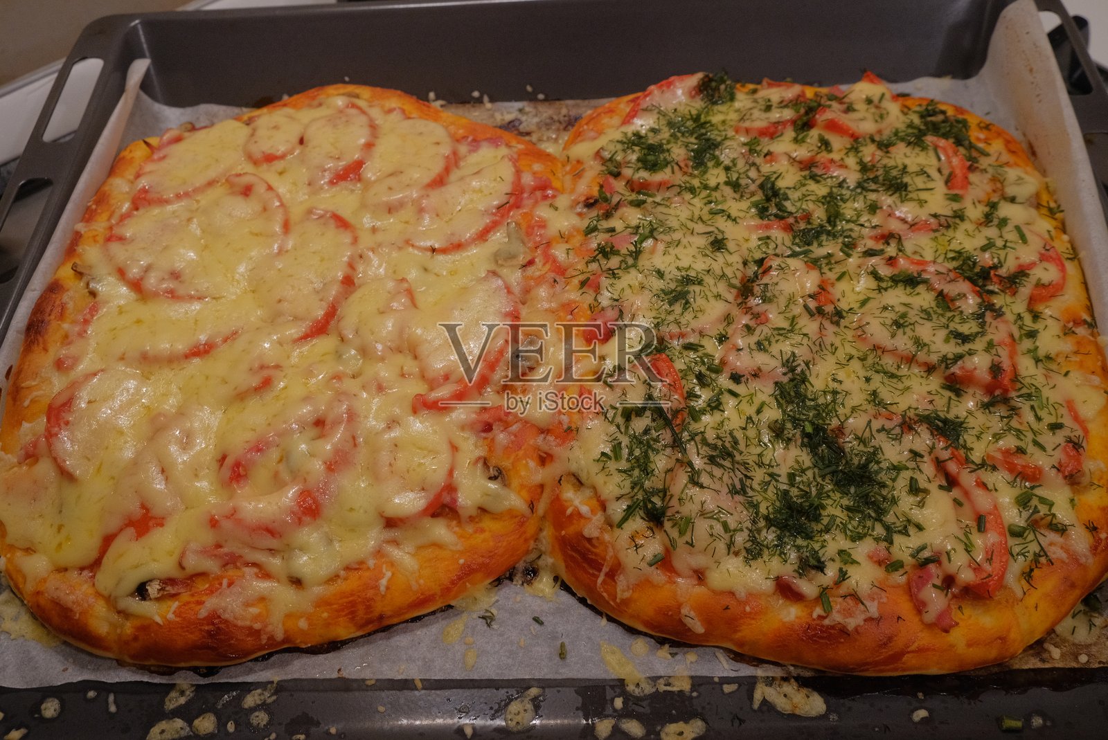 在家制作披萨，清晰可见的烤箱产品照片摄影图片