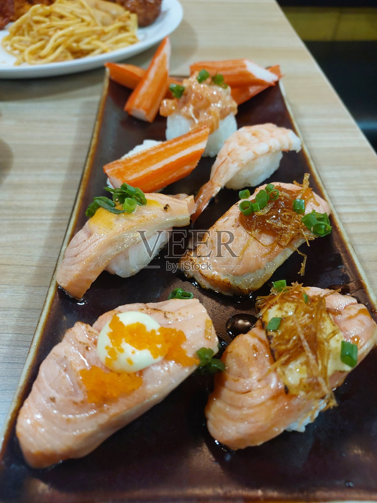 一盘握寿司照片摄影图片