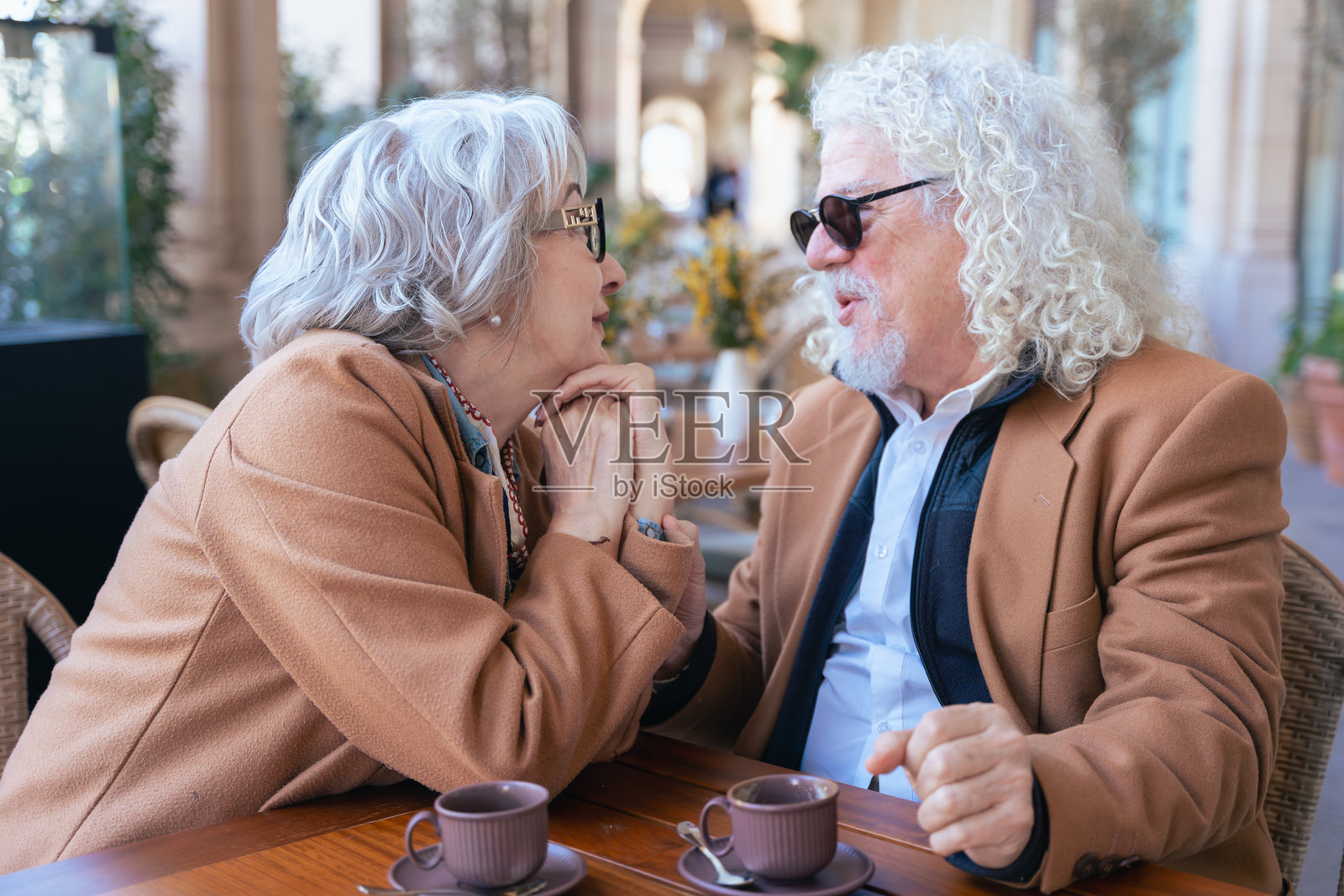 白人老年夫妇在户外咖啡馆享受咖啡和浪漫时光照片摄影图片