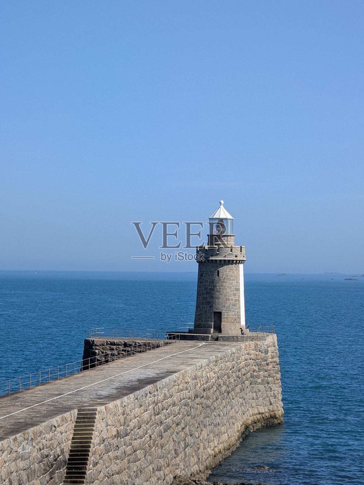 城堡附近的灯塔照片摄影图片