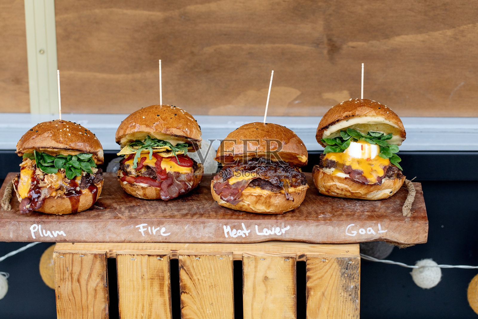 美味的小汉堡放在木板上照片摄影图片