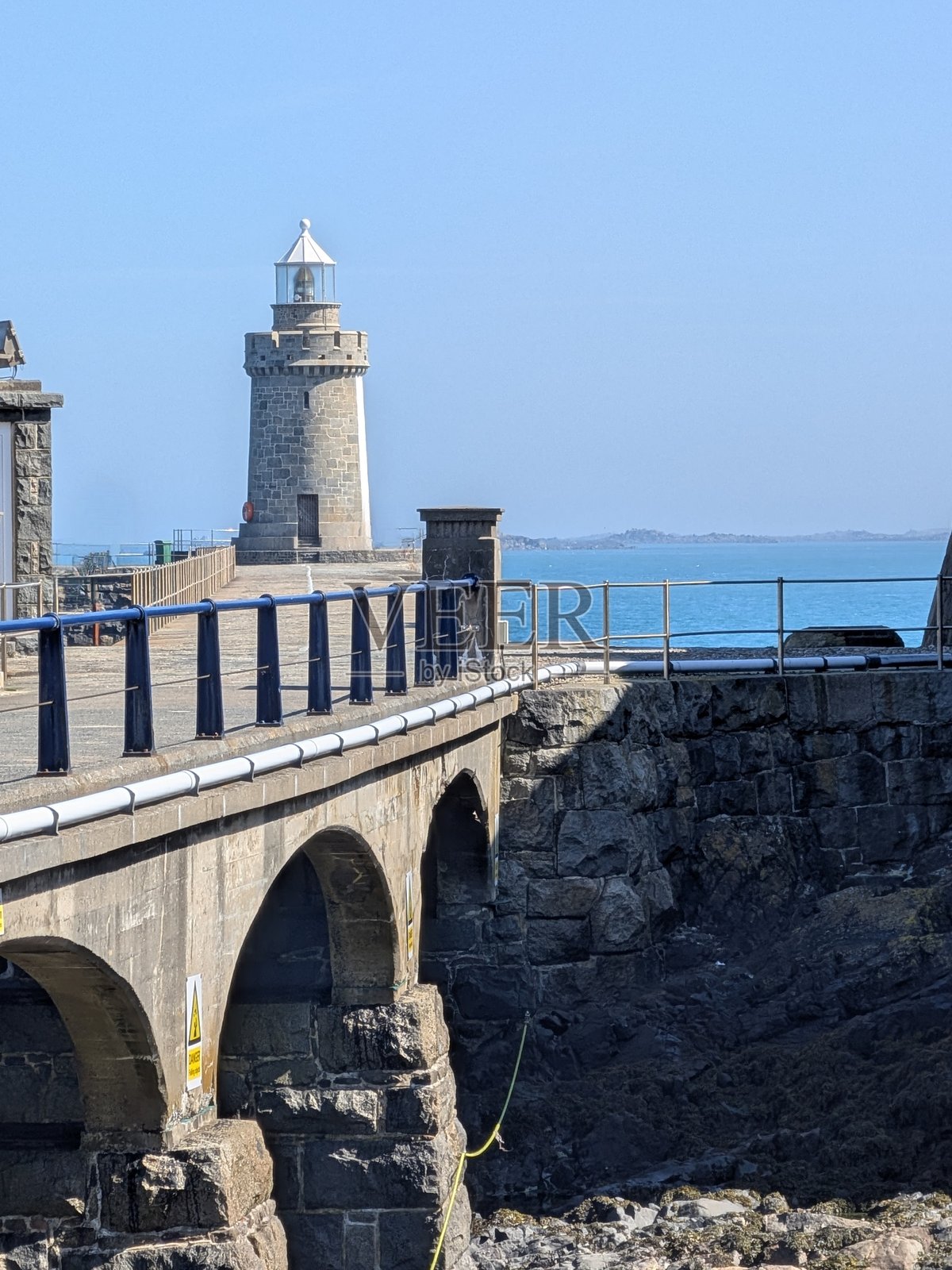 城堡附近的灯塔照片摄影图片