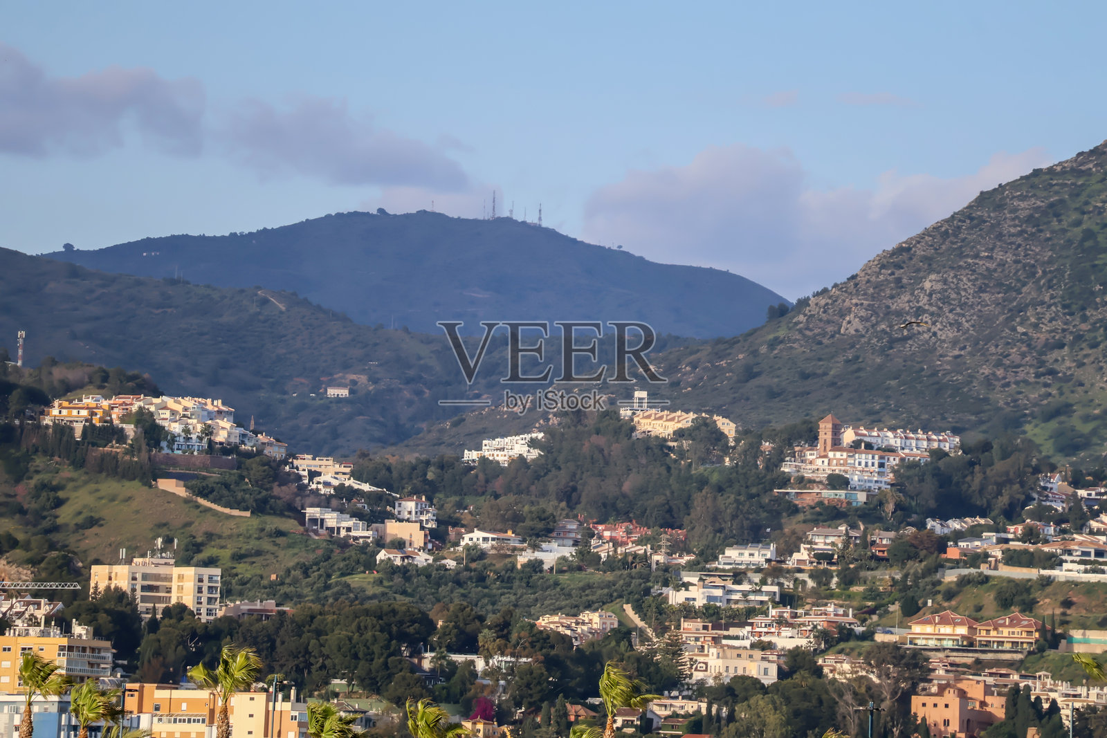 西班牙马拉加的航拍全景城市景观，蓝天白云，群山环绕照片摄影图片