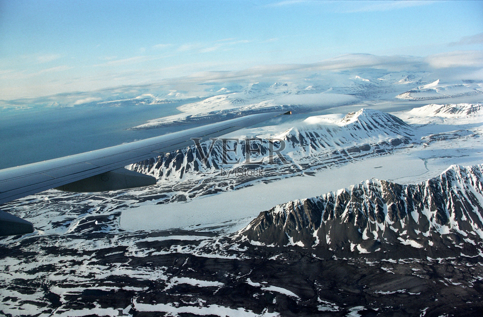从飞机上俯瞰斯匹茨卑尔根 - 格伦峡湾，巴伦茨堡照片摄影图片
