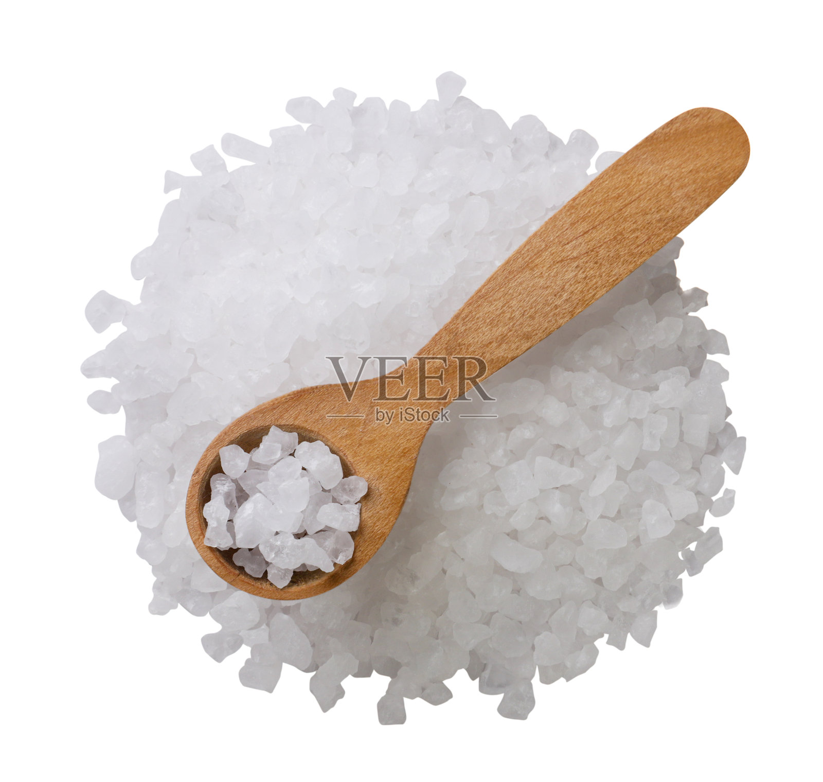 白色背景上的海盐堆和木勺特写。俯视图。照片摄影图片