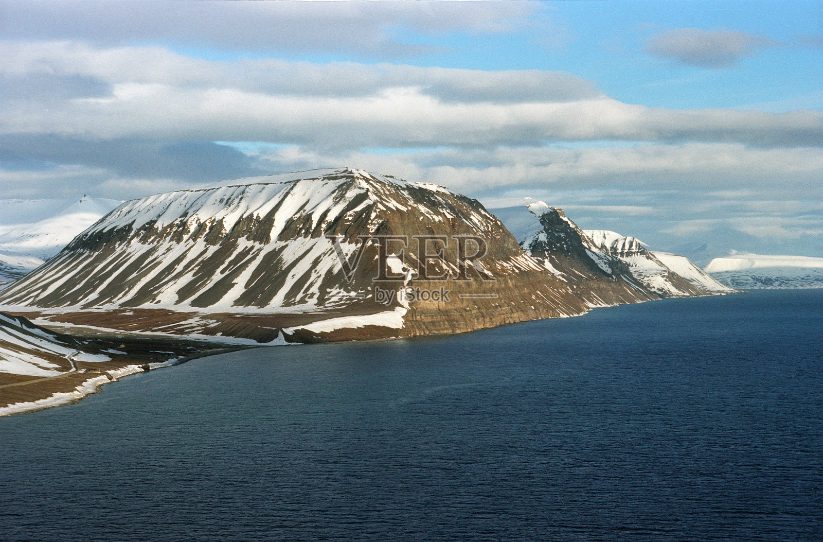 从飞机上俯瞰斯匹茨卑尔根 - 飞越冰峡湾照片摄影图片