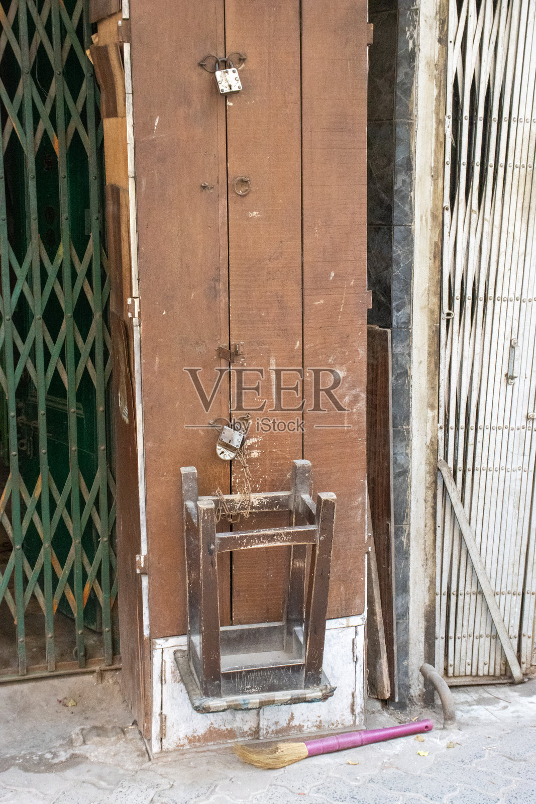 印度西孟加拉邦加尔各答肮脏街道上的传统老殖民建筑照片摄影图片