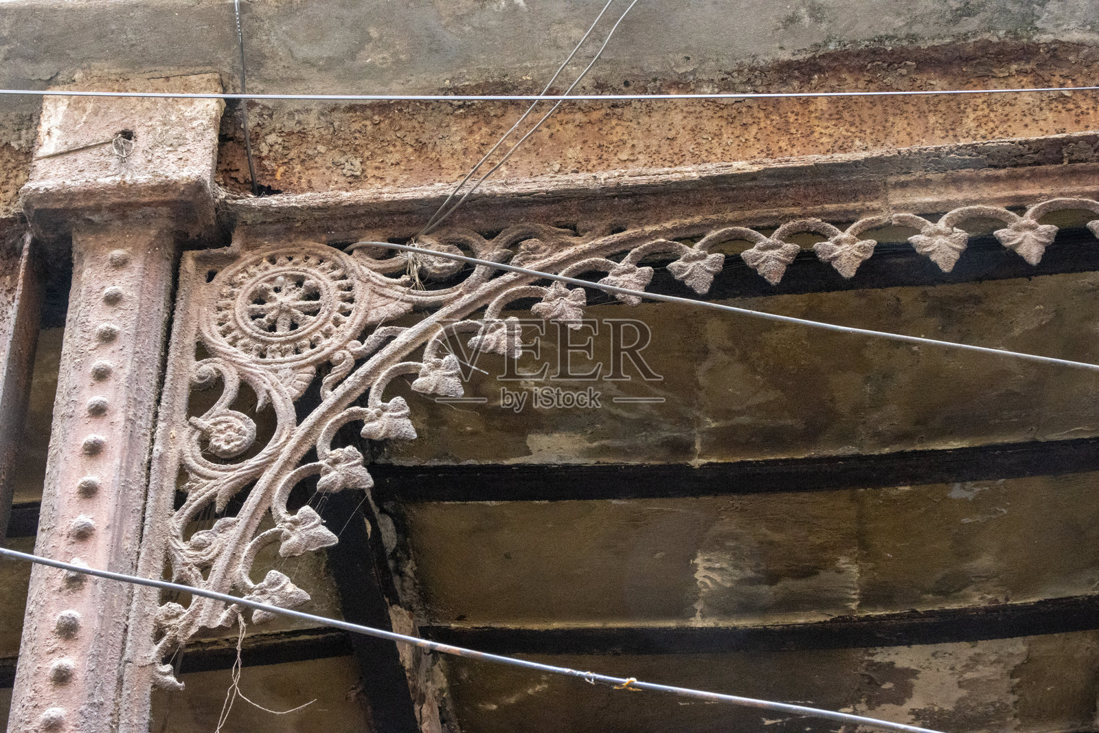 印度西孟加拉邦加尔各答肮脏街道上的传统老殖民建筑照片摄影图片