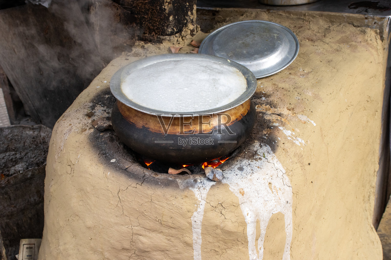 印度西孟加拉邦加尔各答肮脏街道上的传统城市户外烹饪火焰照片摄影图片