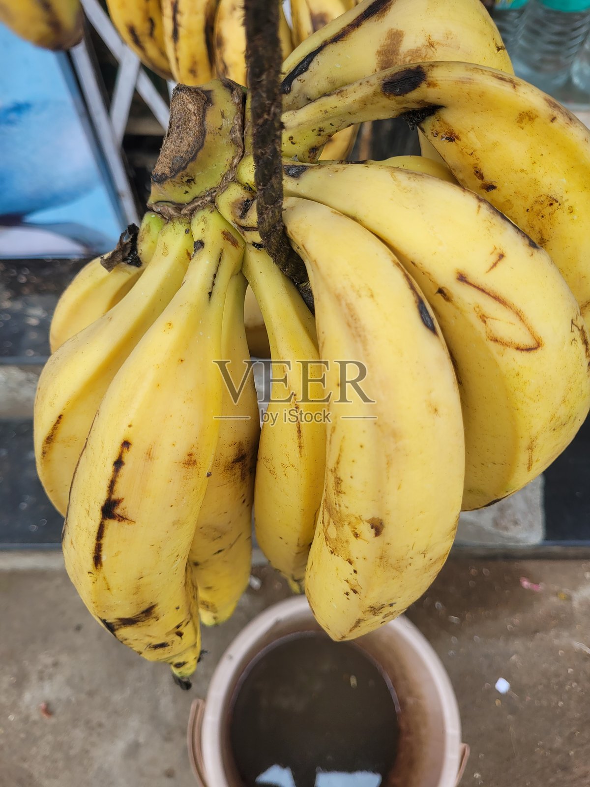 街市上成堆的巨型黄色香蕉。特写镜头。高质量4K视频。黄色香蕉。照片摄影图片