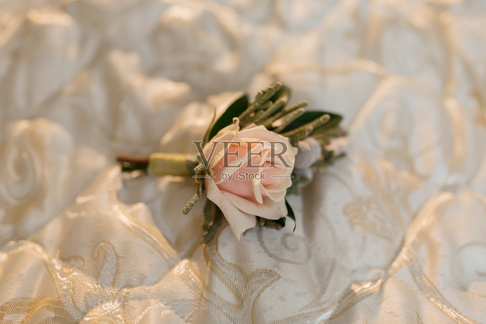 一朵玫瑰放在床单上照片摄影图片