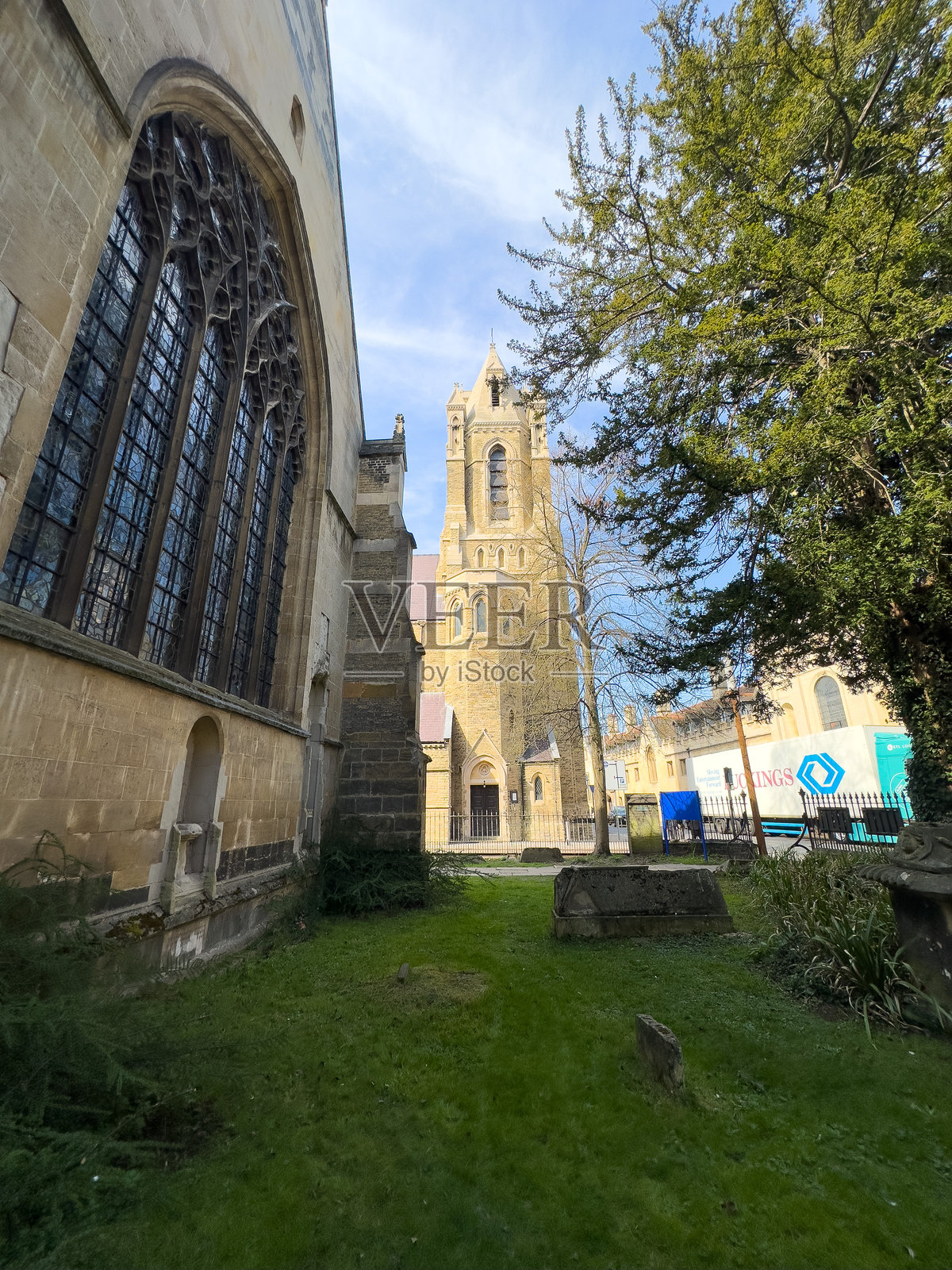 剑桥历史悠久的老城区内的小圣玛丽教堂及教堂庭院，这里自撒克逊时代以来就有教堂屹立。照片摄影图片