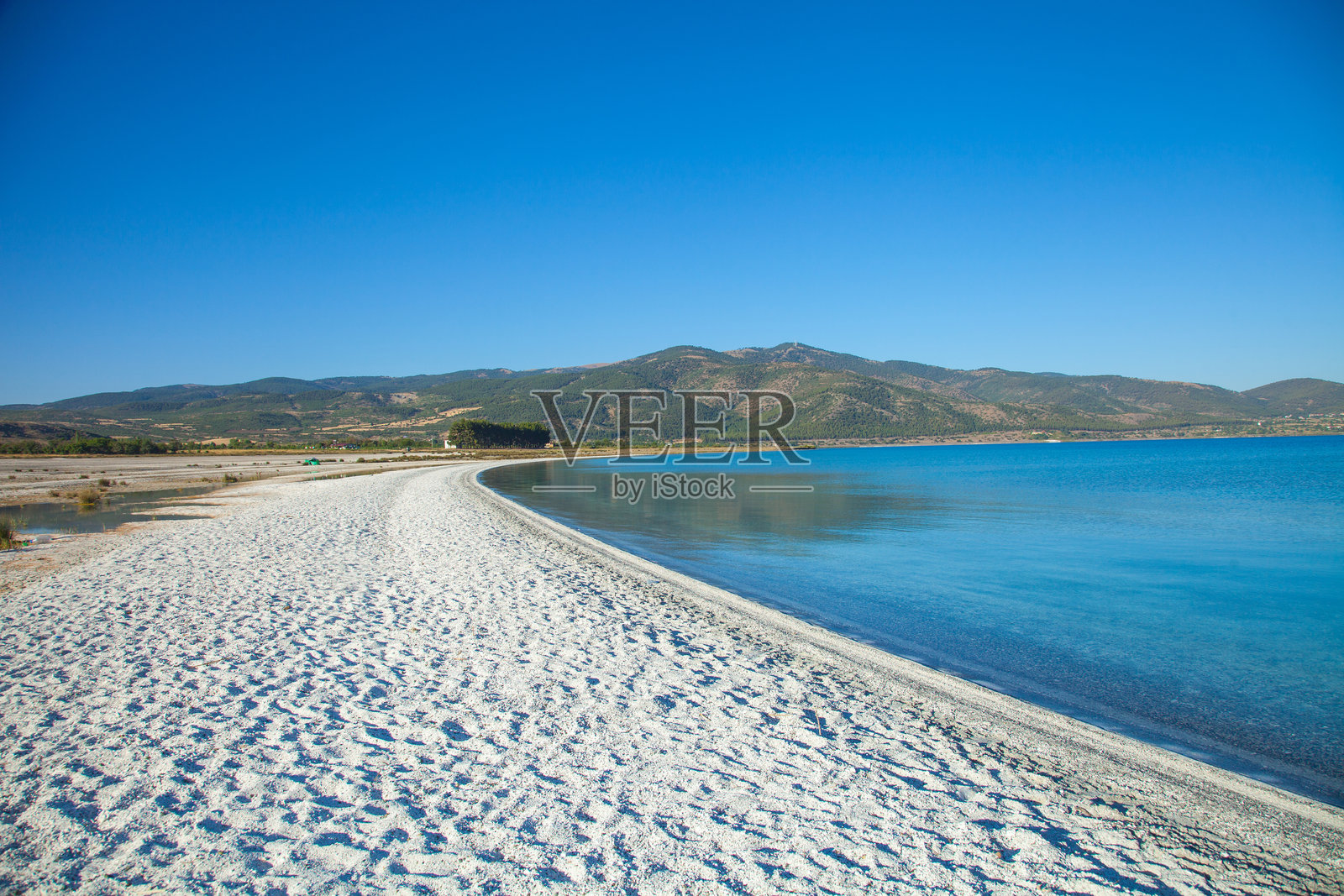 蓝色萨尔达湖。美丽的白沙滩和梦幻般的蓝色海岸线景观。照片摄影图片