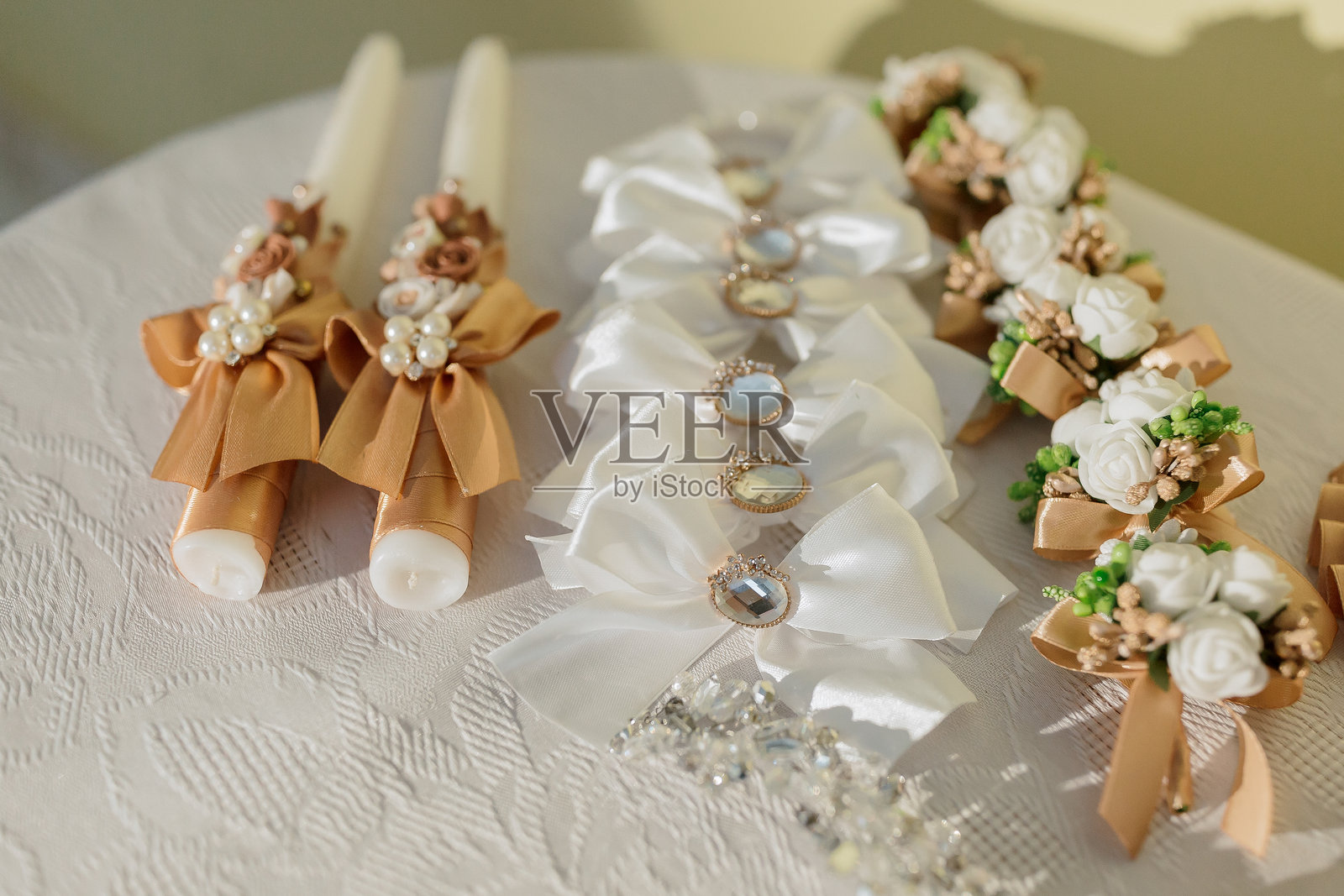 一张摆放着蜡烛和鲜花的桌子照片摄影图片