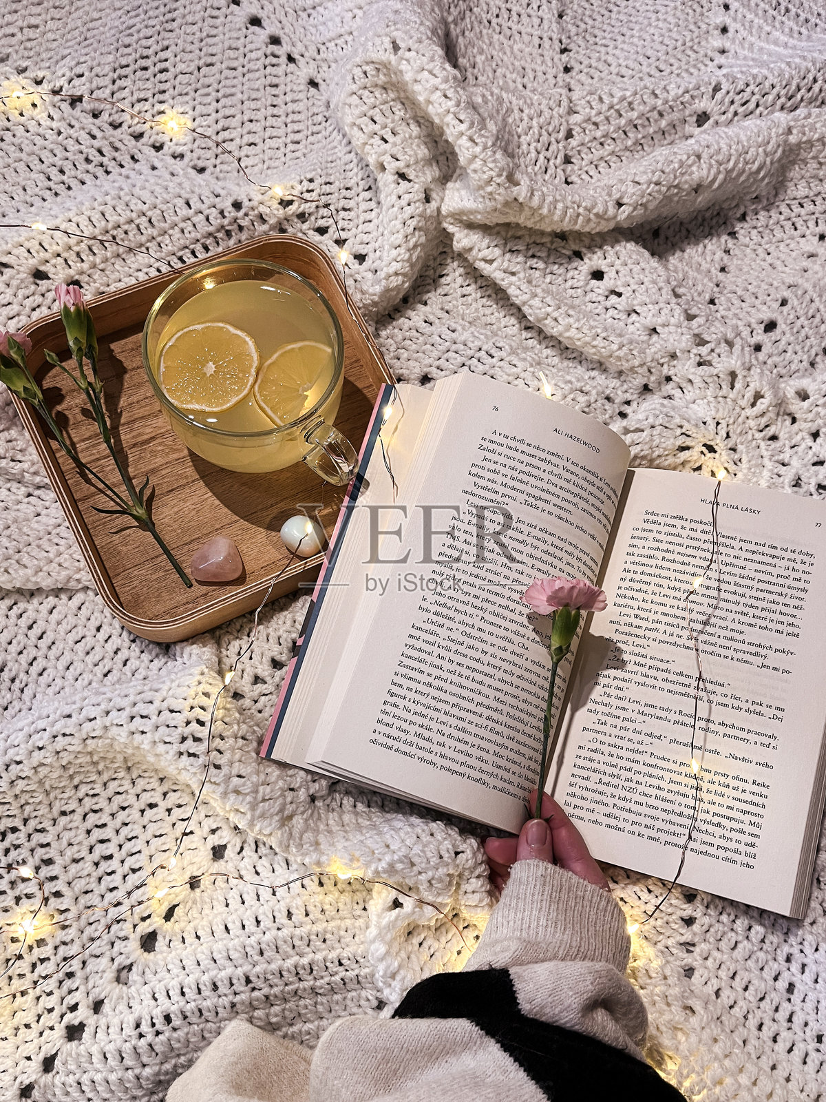 静物室内细节，沙发上放着茶杯和书籍，旁边有几个抱枕照片摄影图片