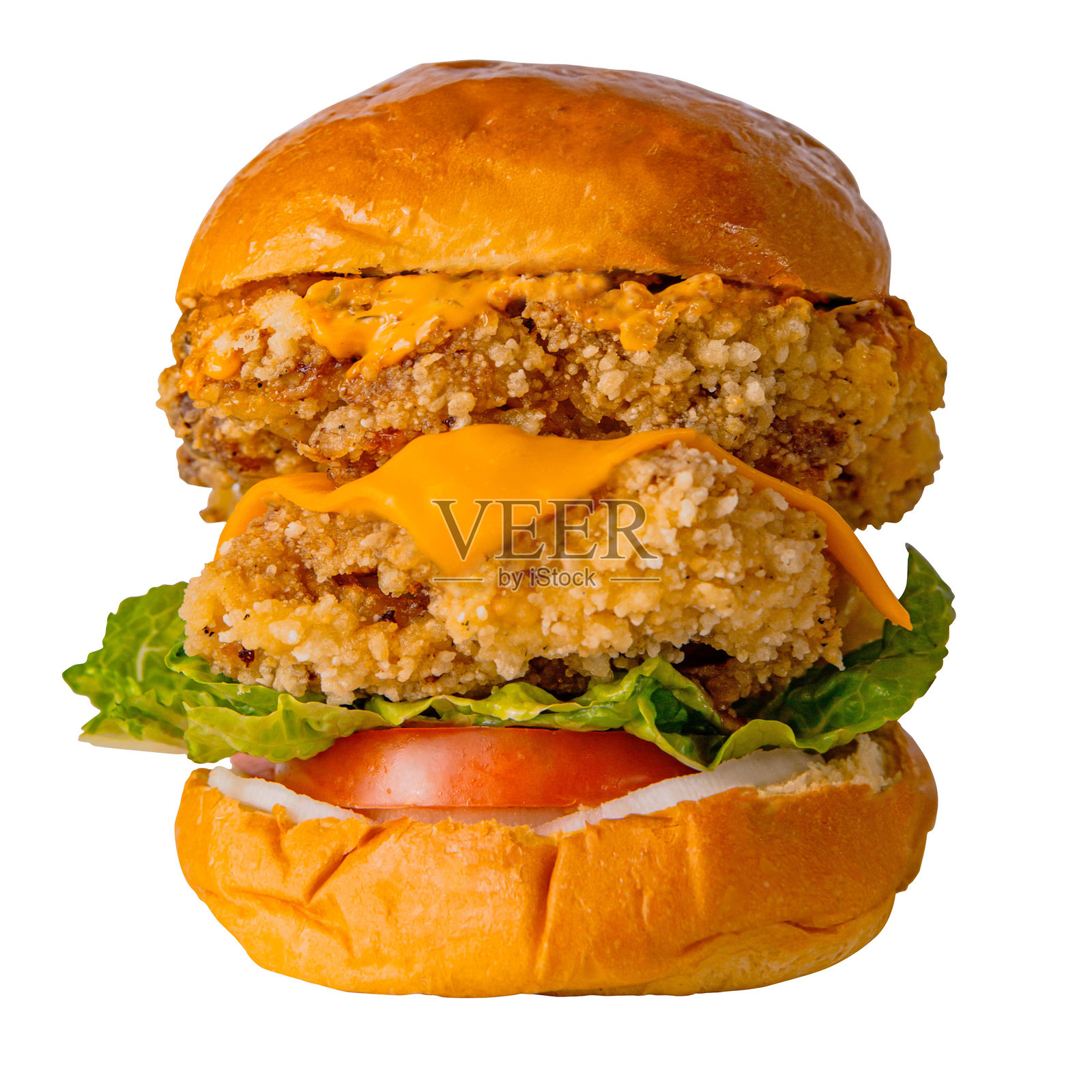 双层炸鸡汉堡，夹有奶酪片、生菜、番茄和酱汁，搭配布里欧修面包，特写诱人的三明治照片摄影图片