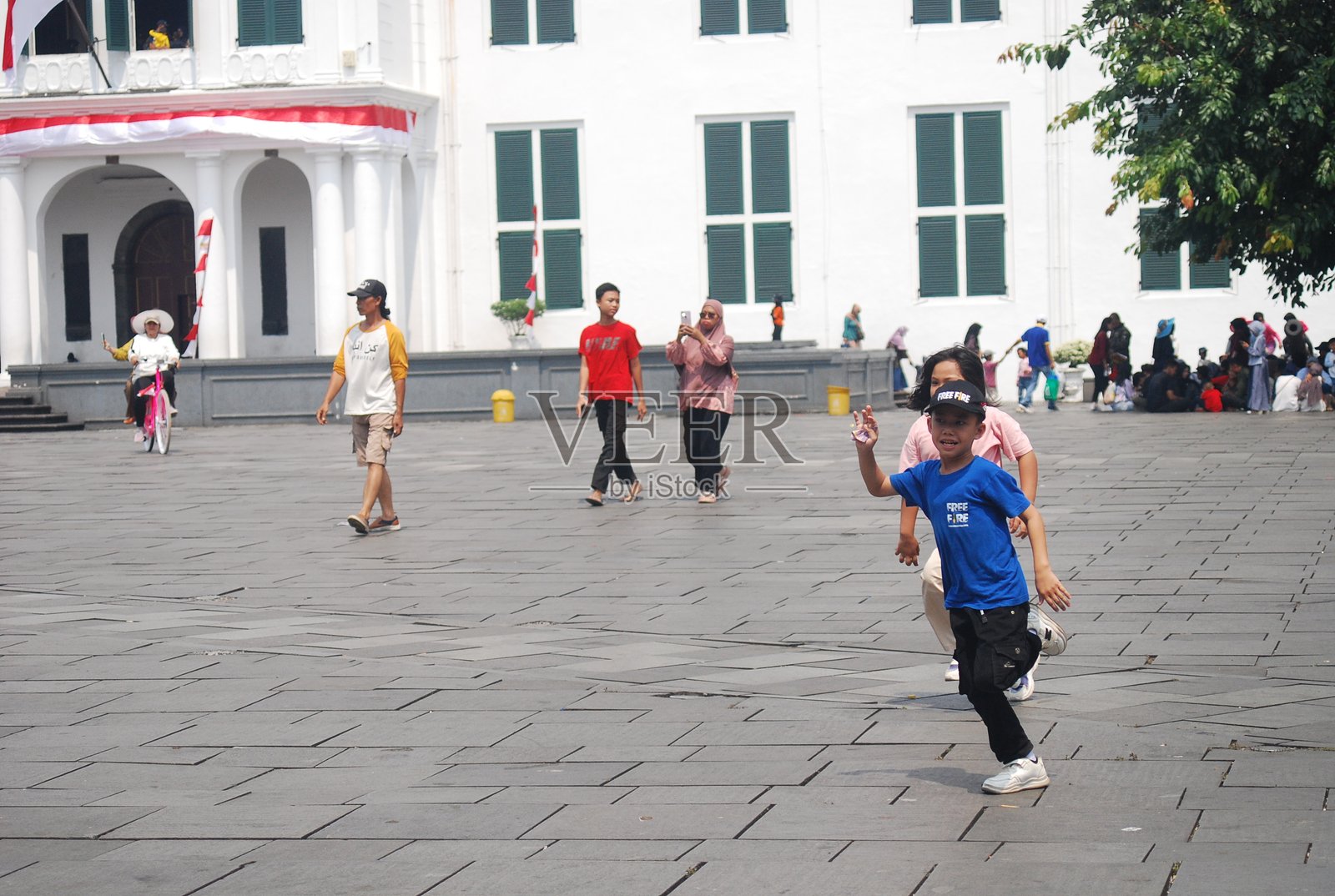 孩子们在老城区骑自行车玩耍照片摄影图片