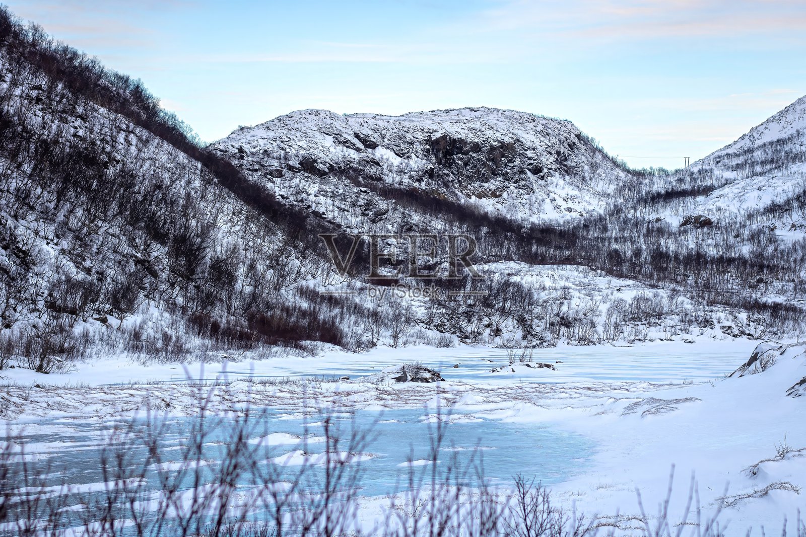 冰冻的湖泊照片摄影图片