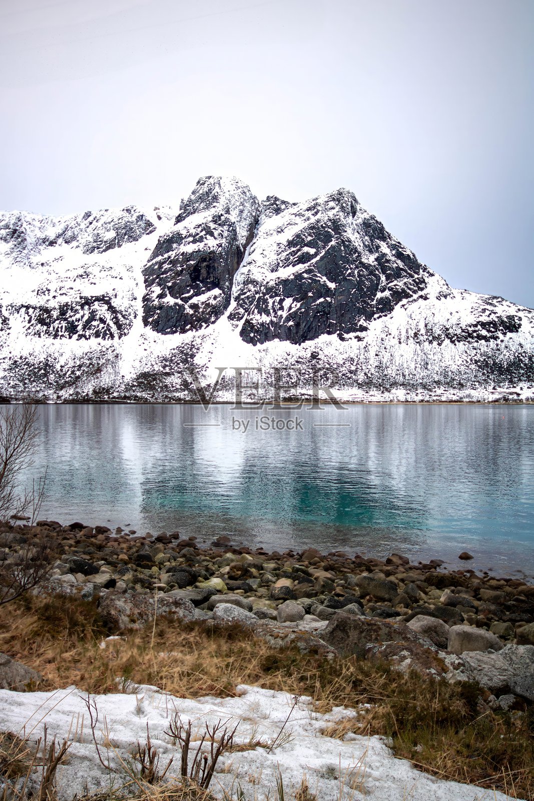 面前是碧绿色水域的山脉照片摄影图片