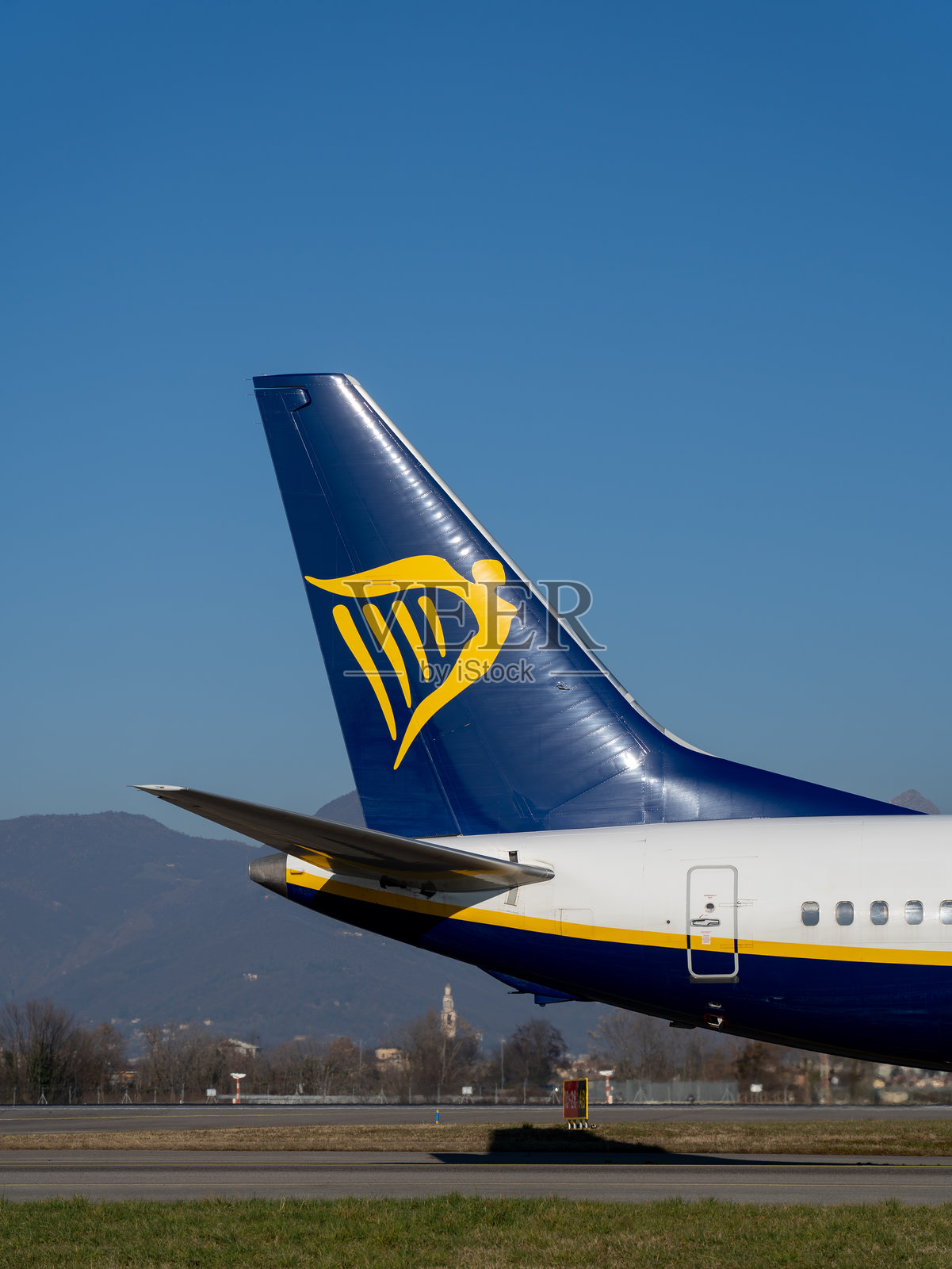 瑞安航空波音737 MAX8的垂直尾翼在米兰贝尔加莫国际机场（BGY）照片摄影图片