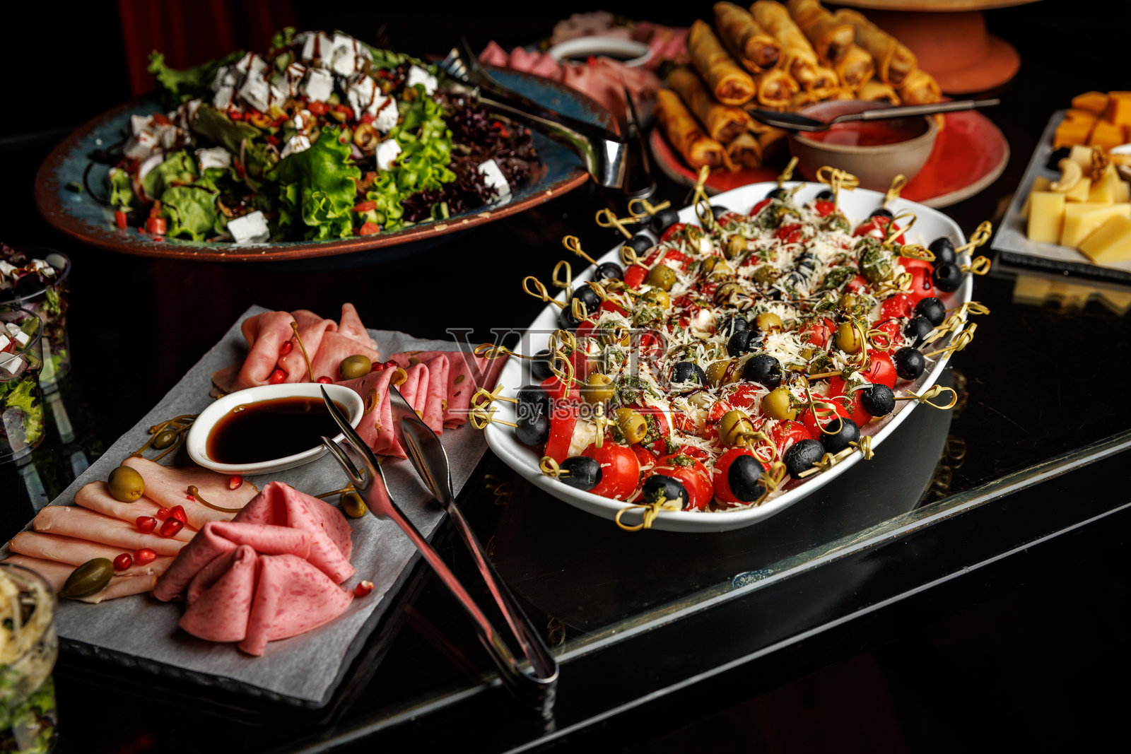 色彩缤纷的地中海开胃菜，搭配新鲜食材照片摄影图片