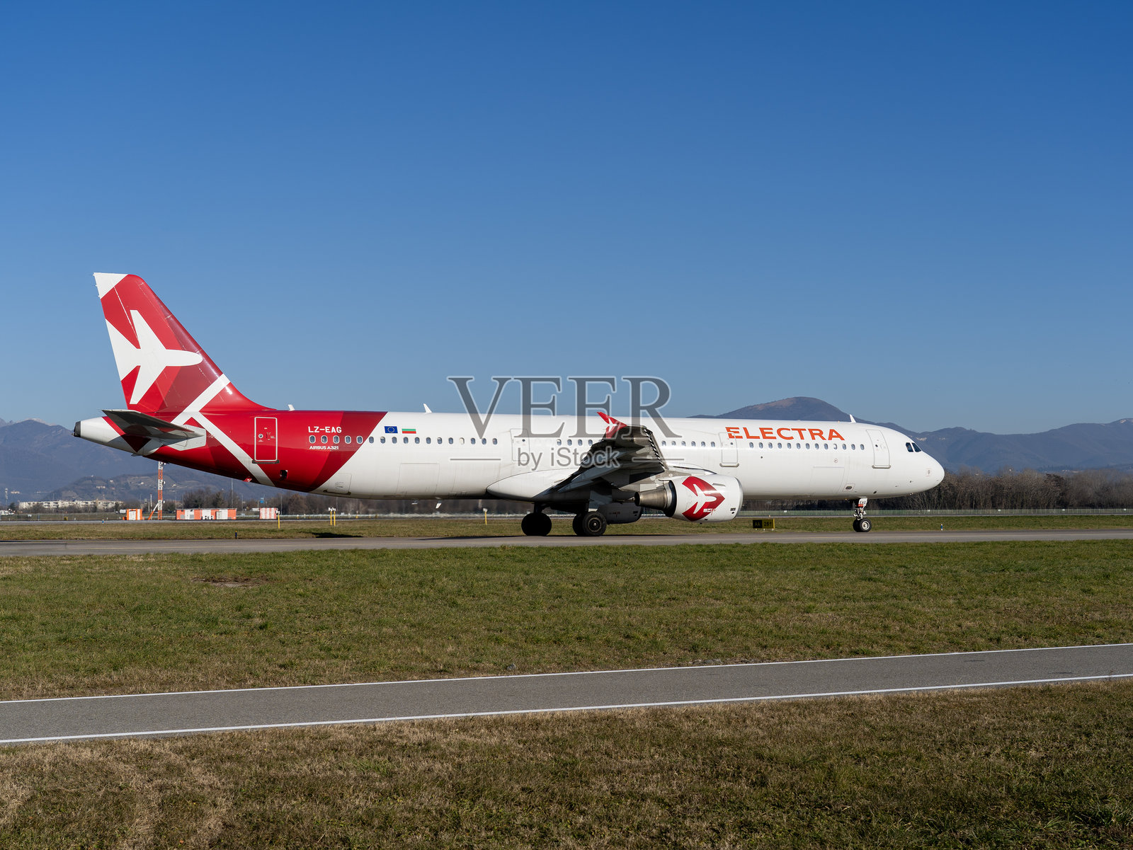 电力航空的空客A321正在BGY贝尔加莫米兰国际机场滑行。照片摄影图片