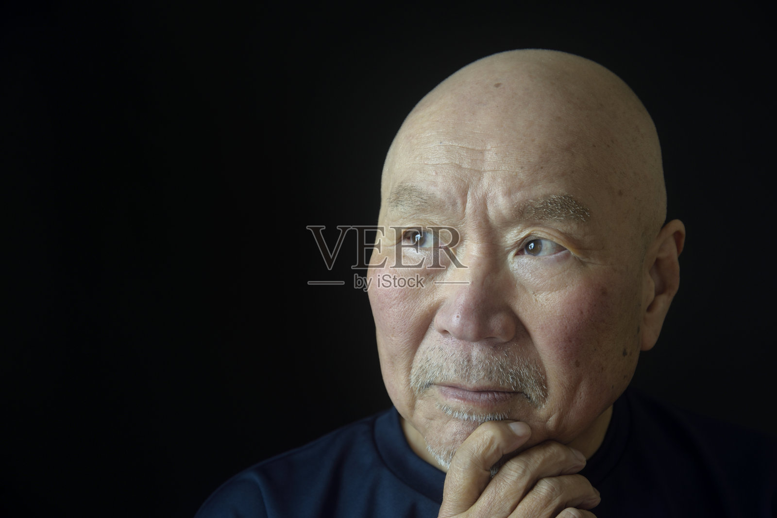 老年人忧虑的面部特写照片摄影图片