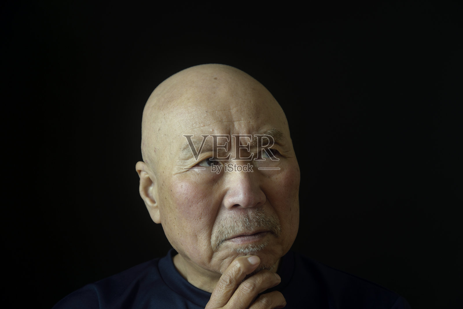 老年人忧虑的面部特写照片摄影图片