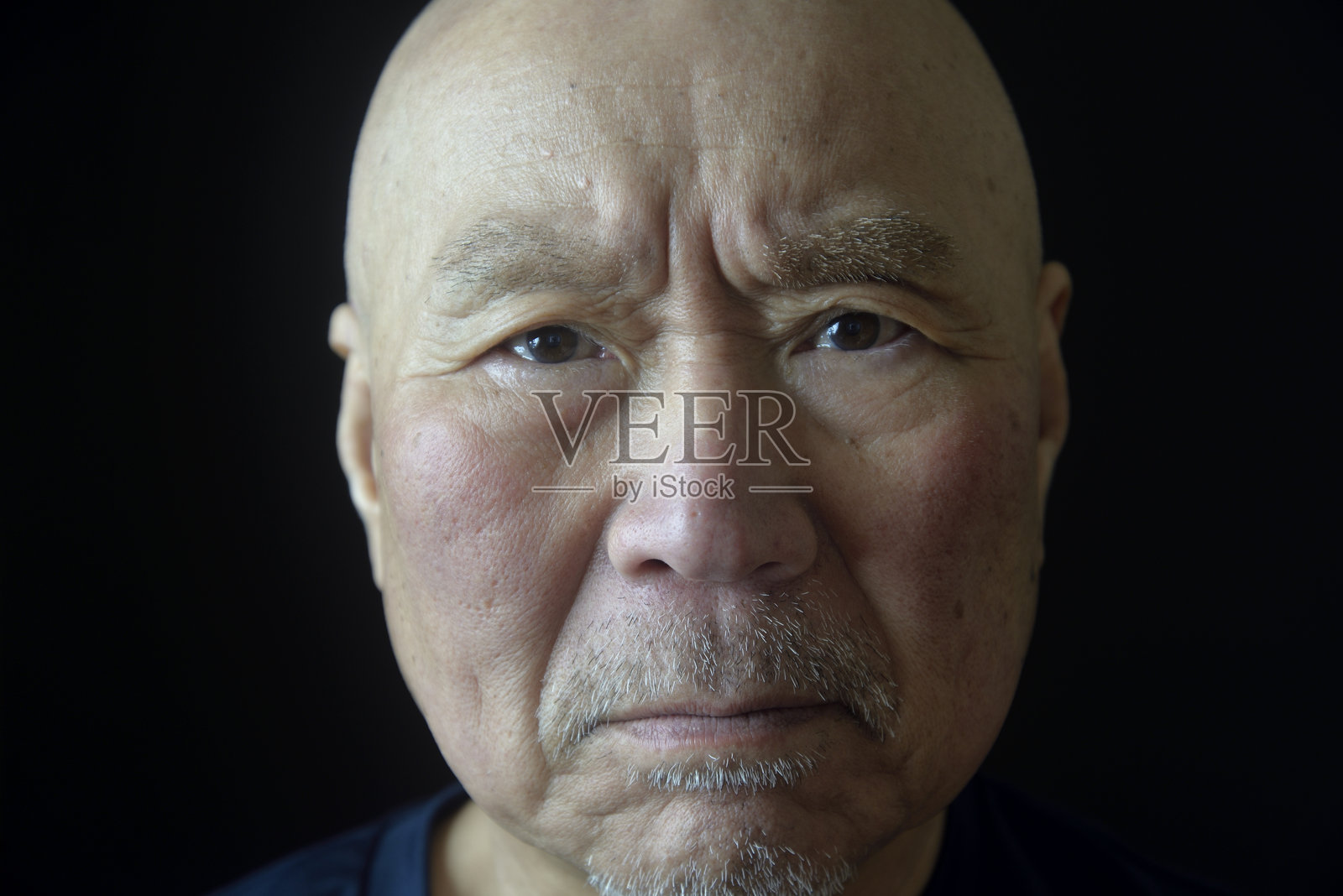 老年人忧虑的面部特写照片摄影图片