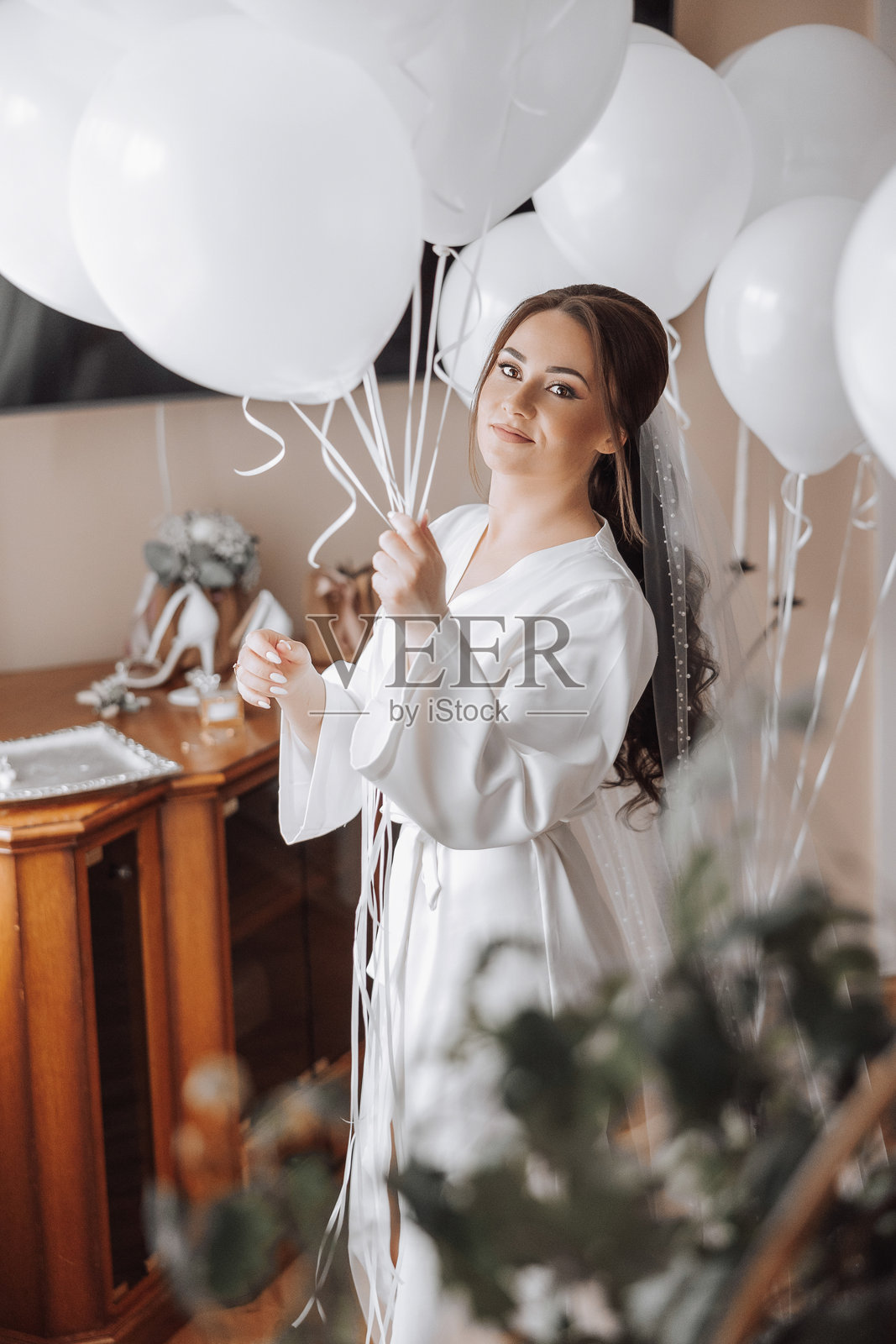 新娘手中拿着一束白色气球照片摄影图片