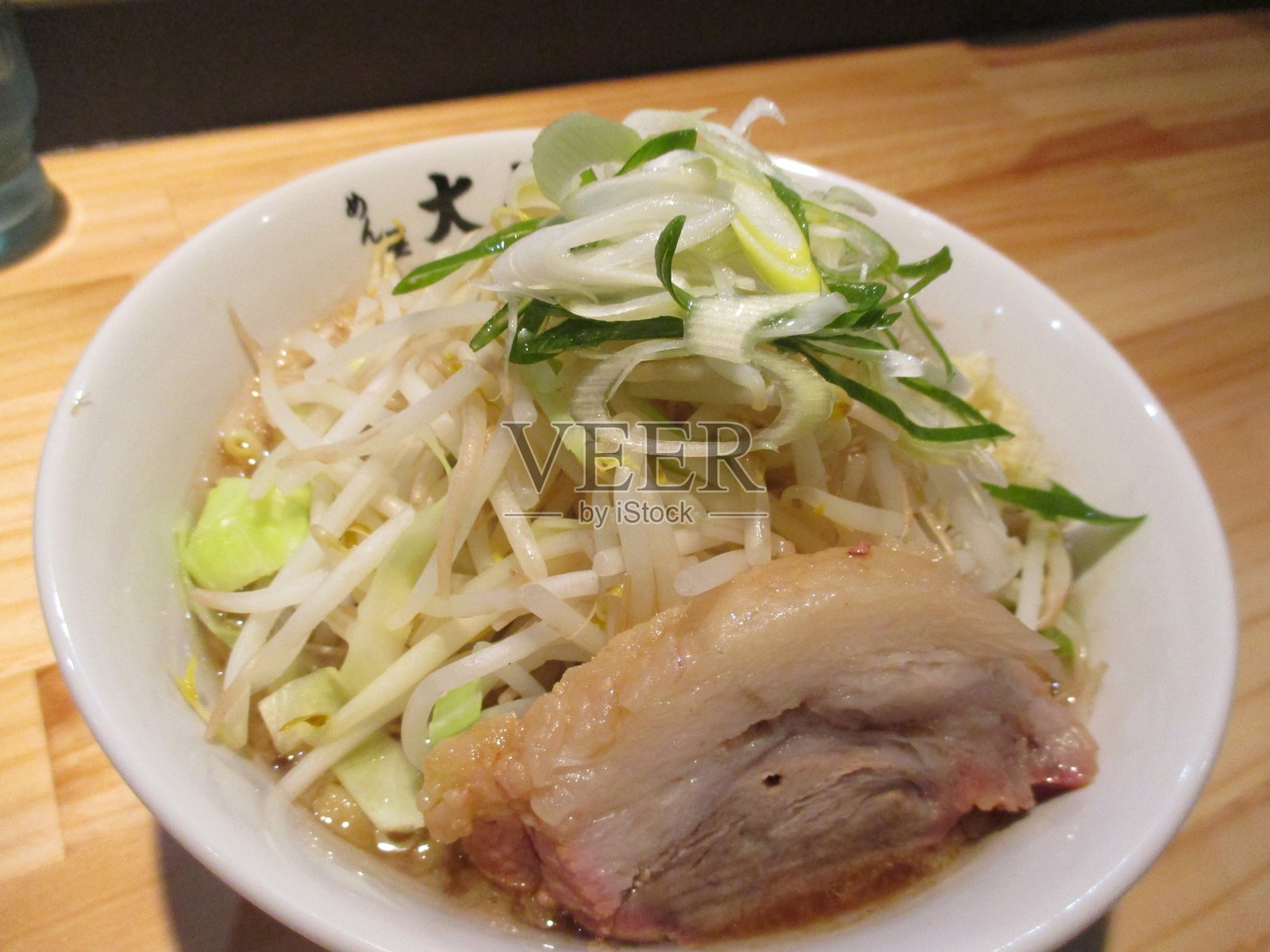 熊本非常受欢迎的二郎风格拉面店Menya Daisen的拉面照片摄影图片