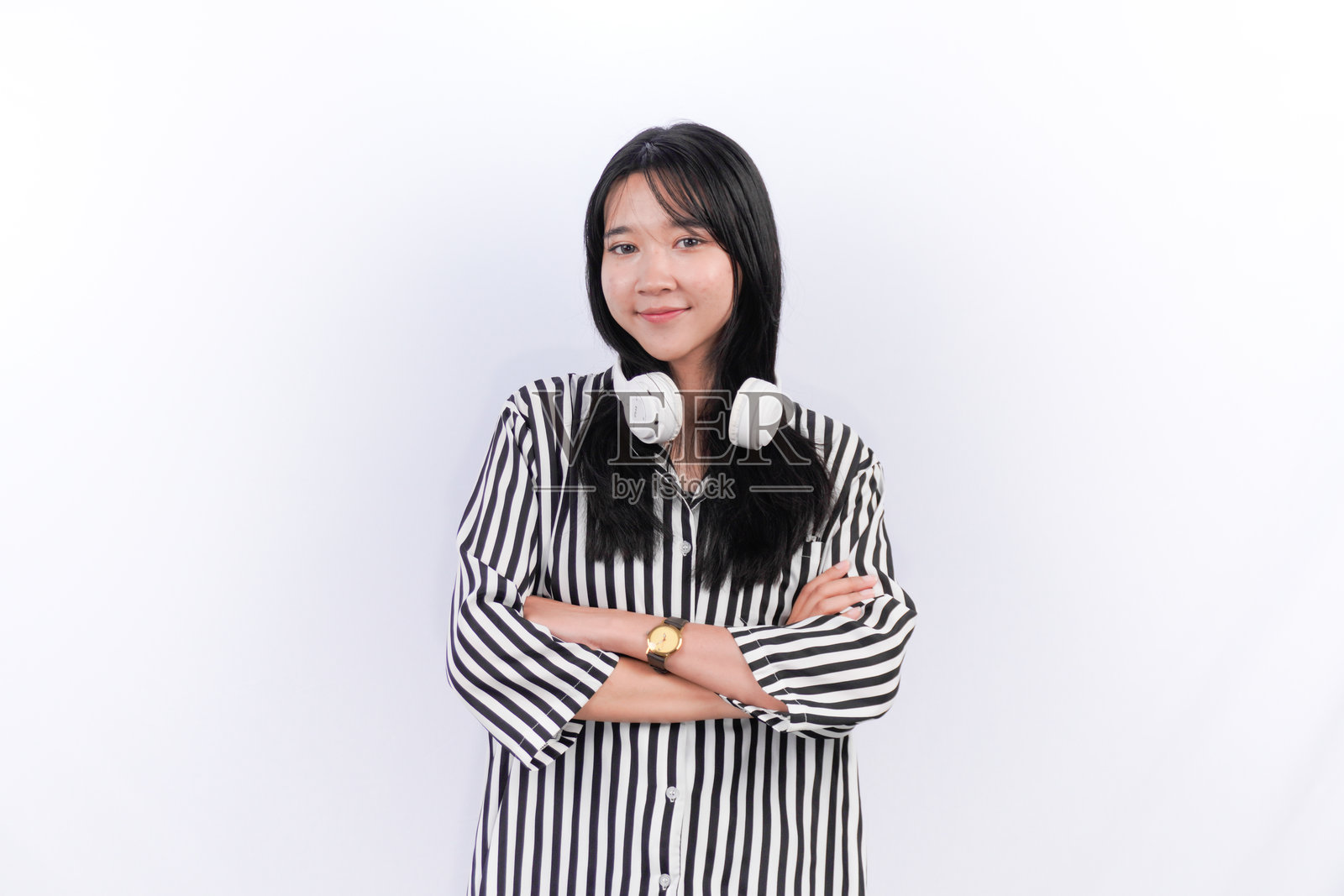 一位长发黑发的印尼亚洲女性正在自我拥抱。照片摄影图片