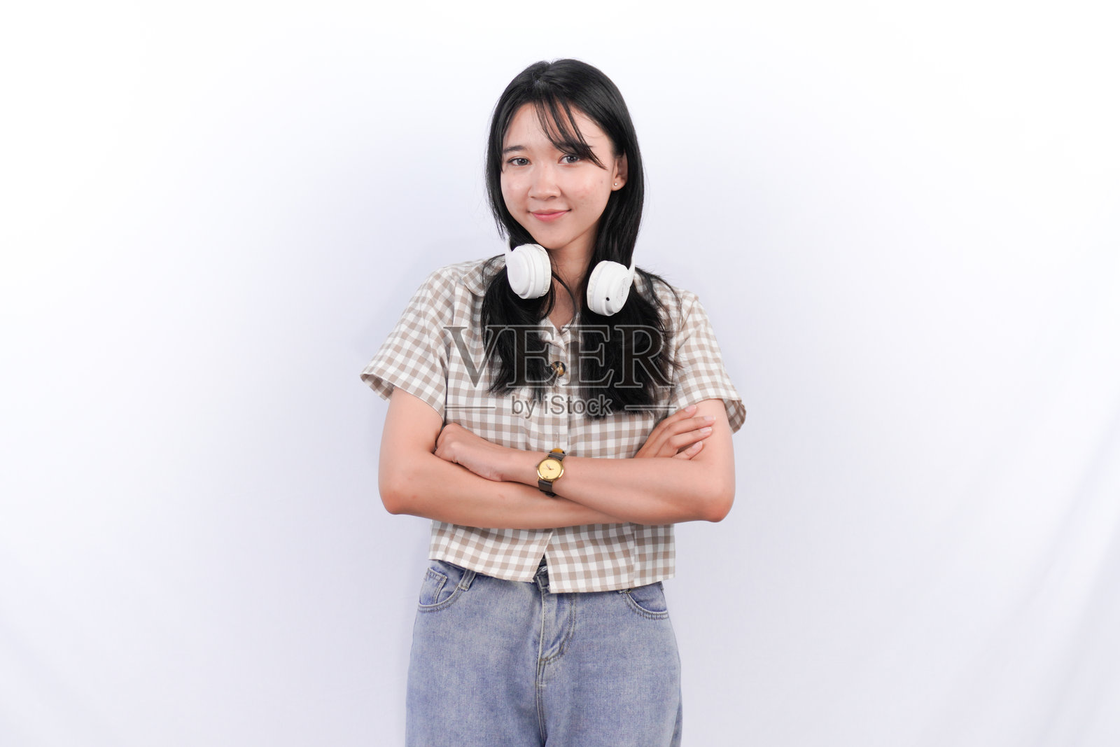 一位长发黑发的印尼亚洲女性正在自我拥抱。照片摄影图片