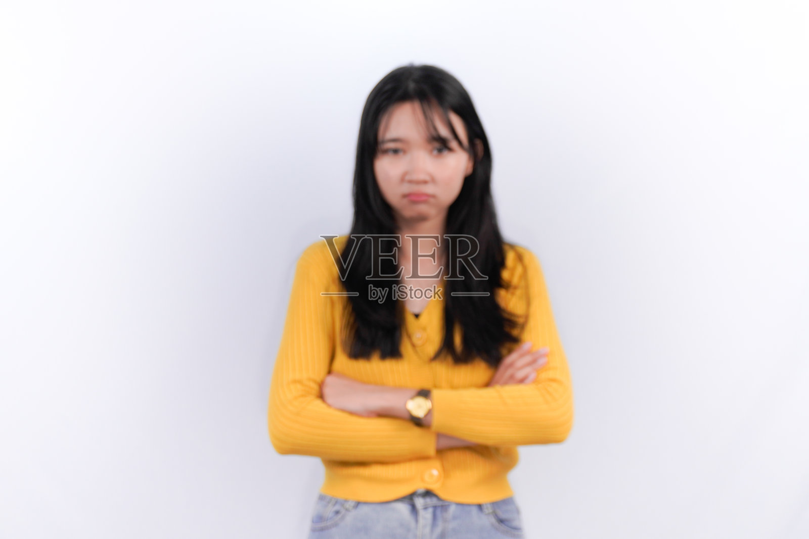 一位长发黑发的印尼亚洲女性正在自我拥抱。照片摄影图片