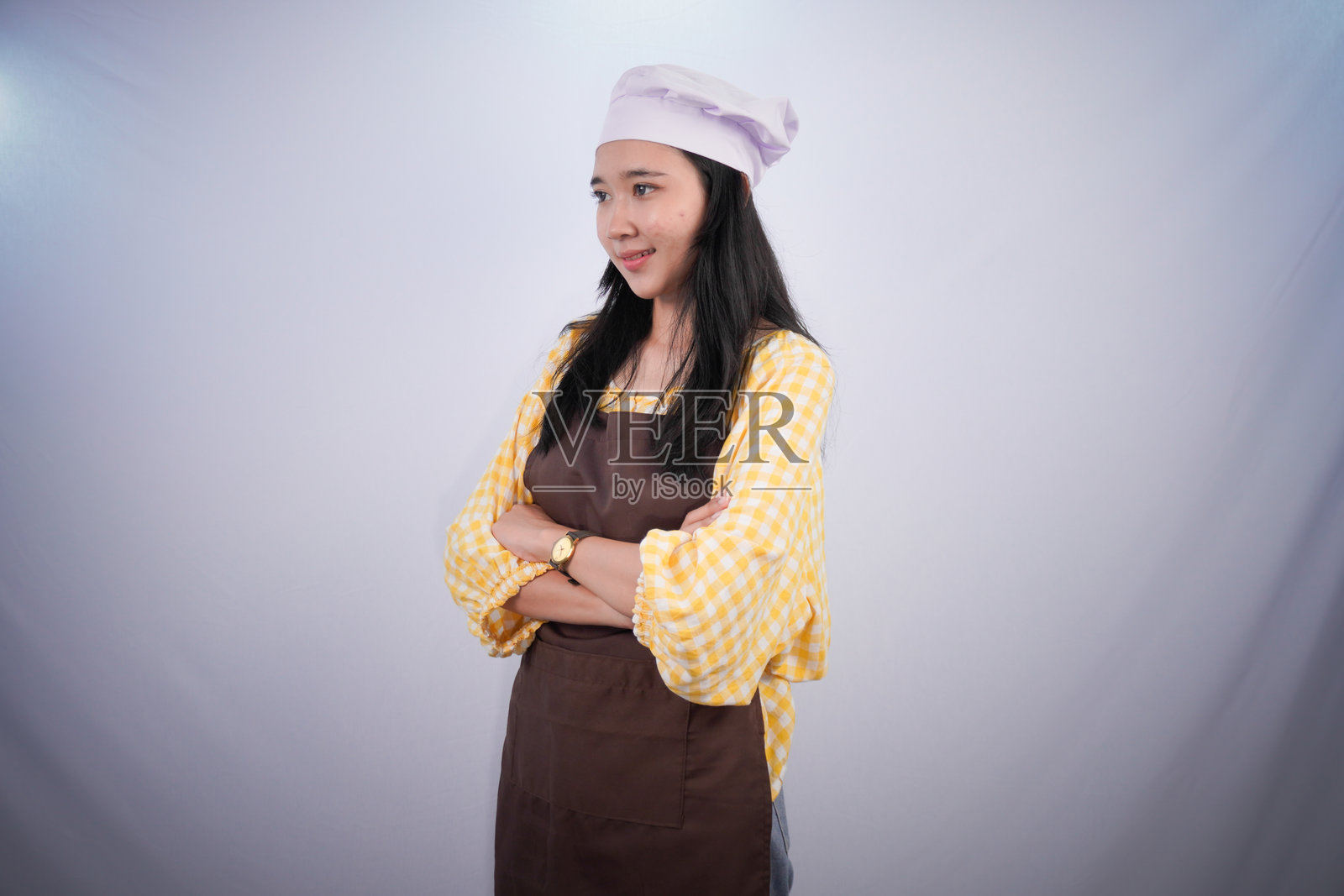 一位长发黑发的印尼亚洲女性正在自我拥抱。照片摄影图片