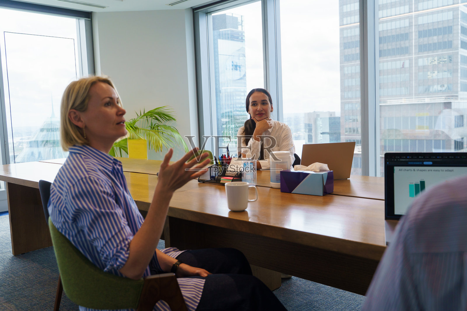 专业团队在现代办公室会议室中协作照片摄影图片