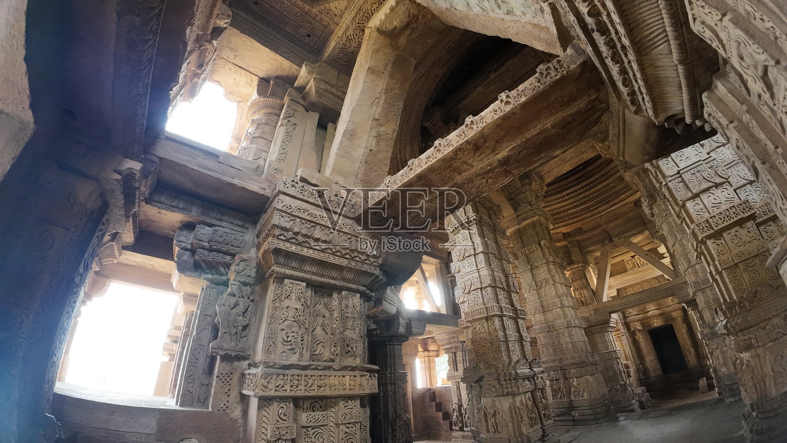 印度中央邦格瓦利奥尔的萨斯巴胡寺（Sahastra Bahu）精美的雕刻和建筑柱子照片摄影图片