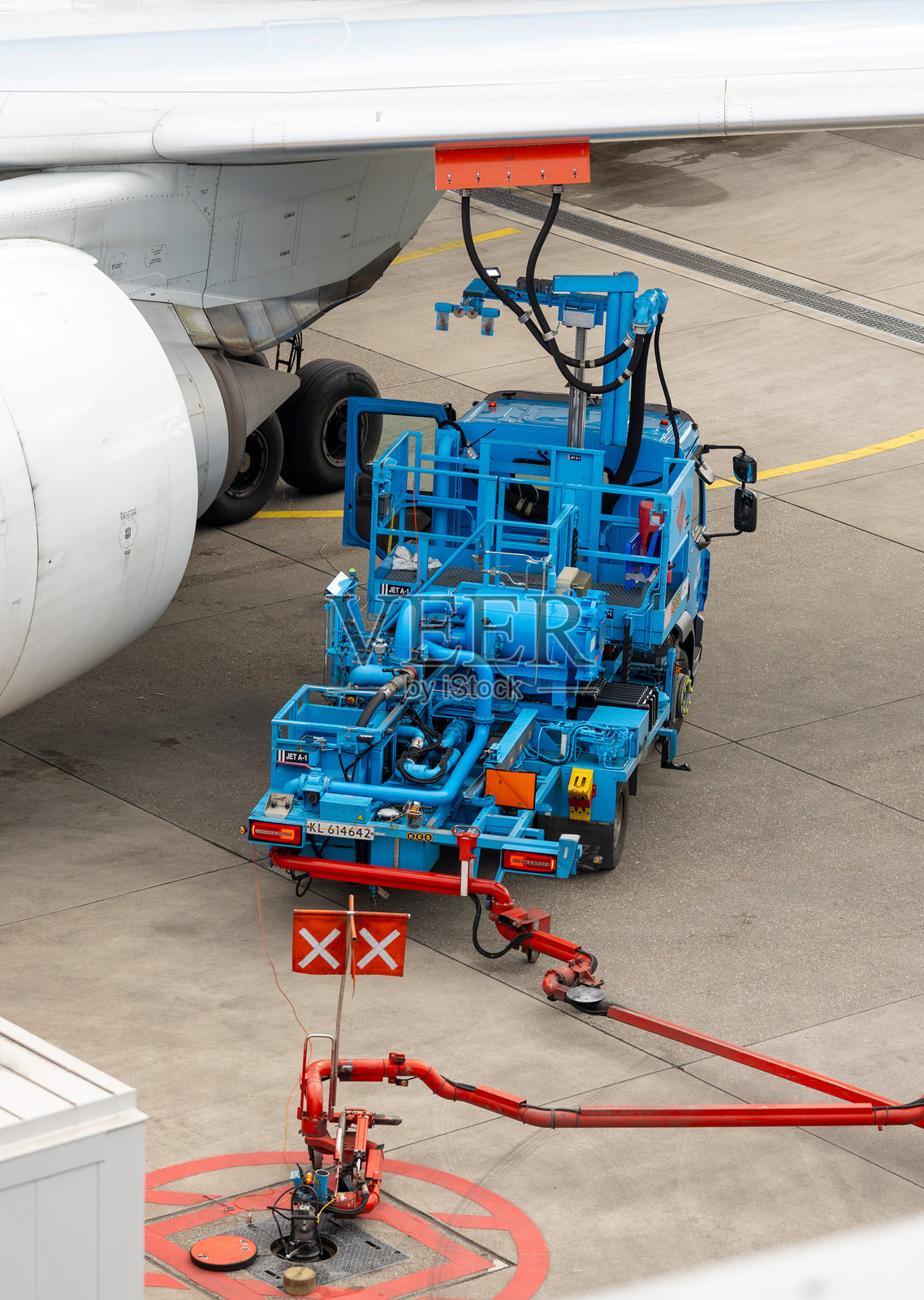 在史基浦机场为飞机加油的消防栓加油机照片摄影图片