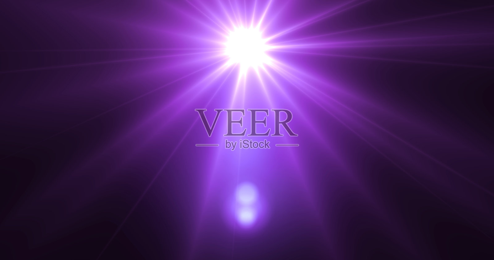 光泄漏过渡包叠加模板。电影风格的胶卷燃烧叠加效果，用于视频和图形。创新的闪光灯光束。反射光束光晕过渡，黑色背景。插画图片素材