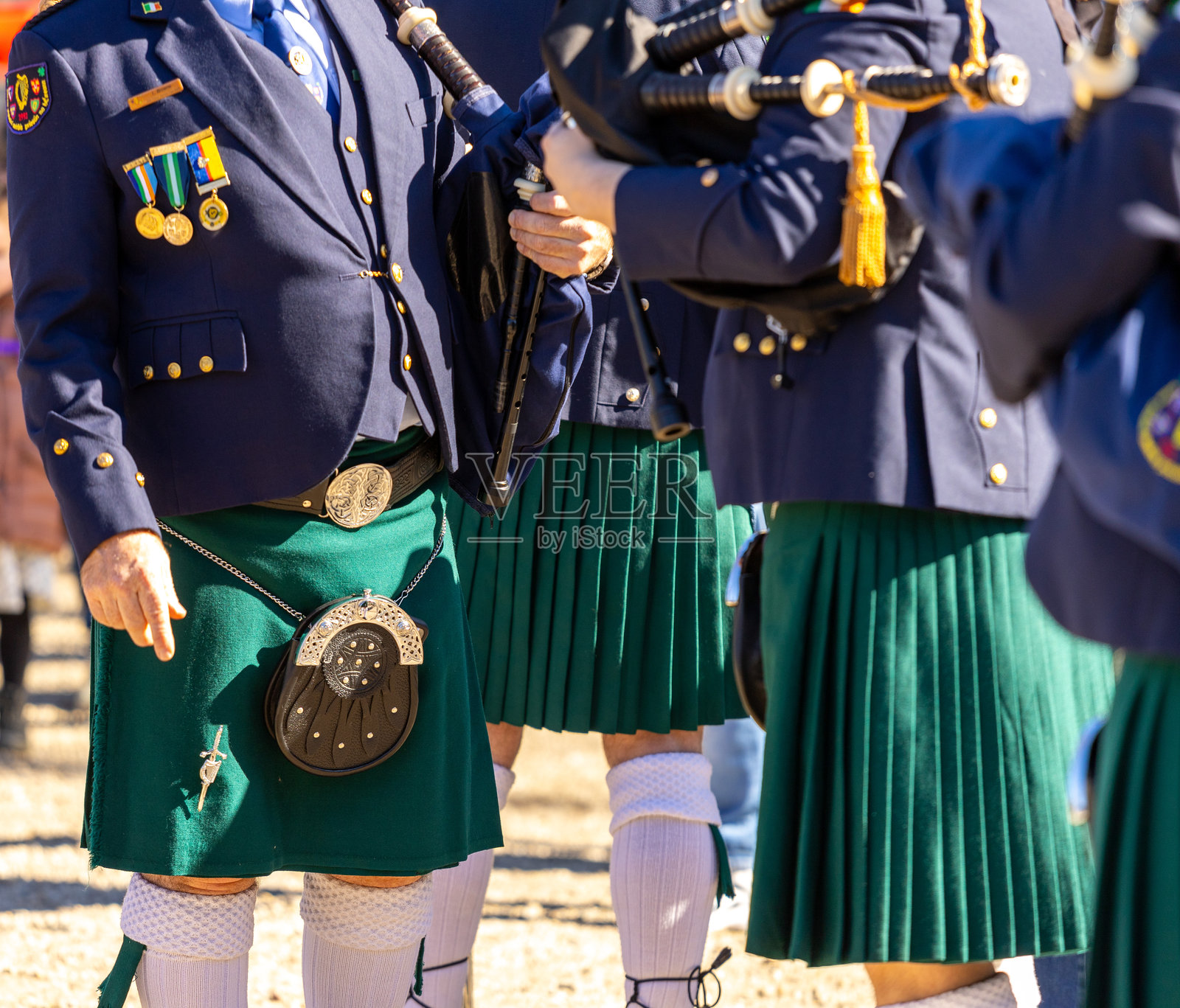 圣帕特里克节上爱尔兰乐队独特的裙装制服照片摄影图片
