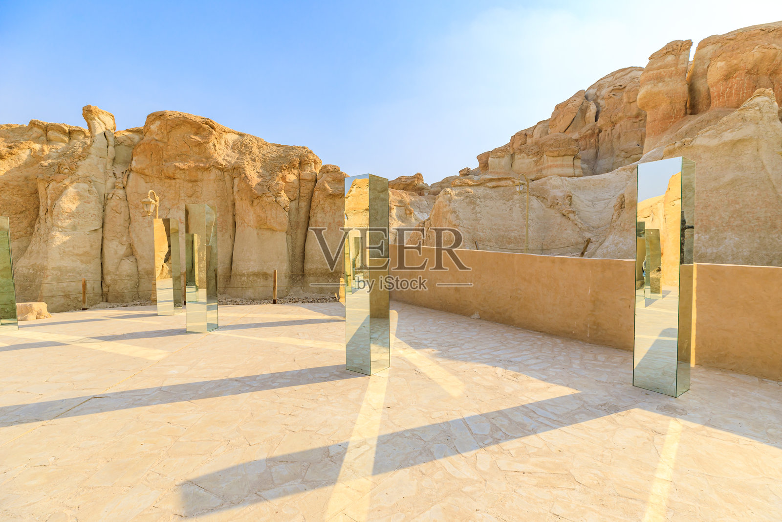 镜子映照沙特阿拉伯阿尔阿哈萨绿洲的贾巴尔·阿尔·卡拉赫岩洞照片摄影图片