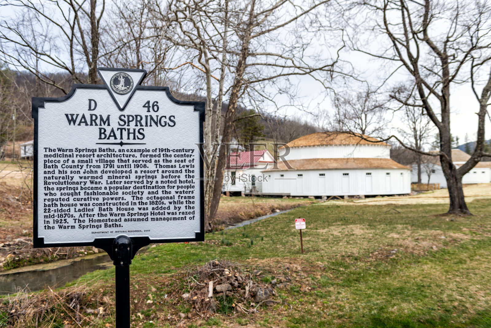 弗吉尼亚州山中的杰斐逊温泉全景酒店八角形建筑温泉浴池照片摄影图片