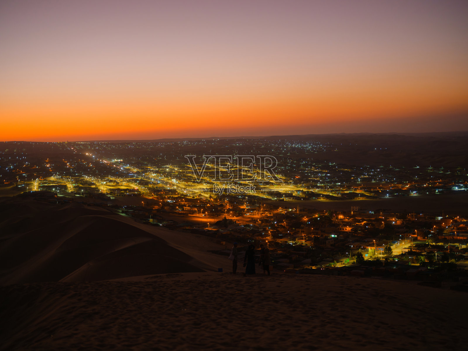 秘鲁华卡奇纳绿洲中的灯光村庄照片摄影图片