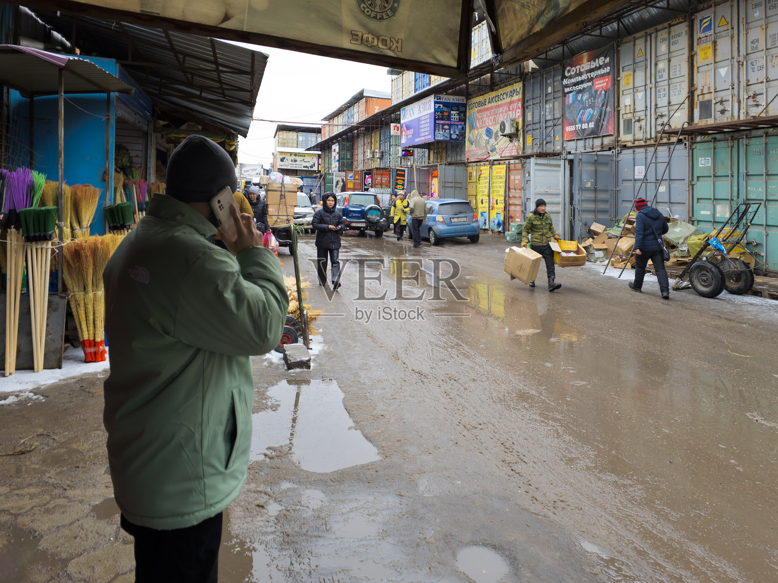 吉尔吉斯斯坦多尔多伊市场的户外市场场景,充满了人们和商品。照片摄影图片