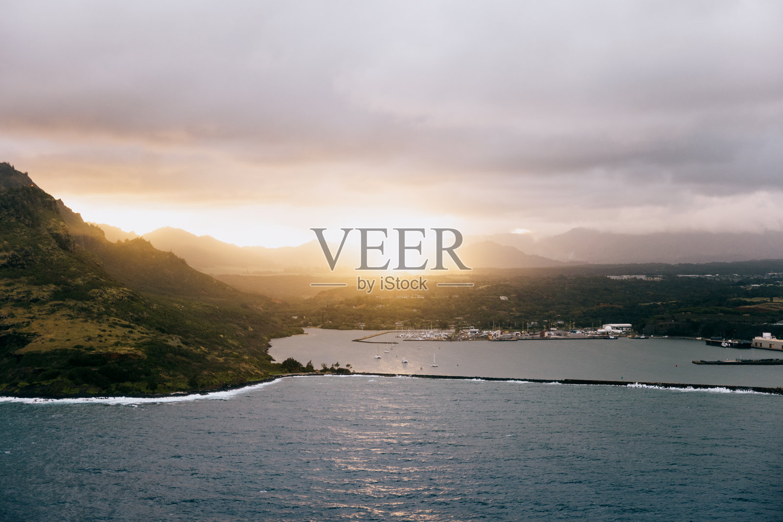 夏威夷考艾岛东南部的海岸线照片摄影图片