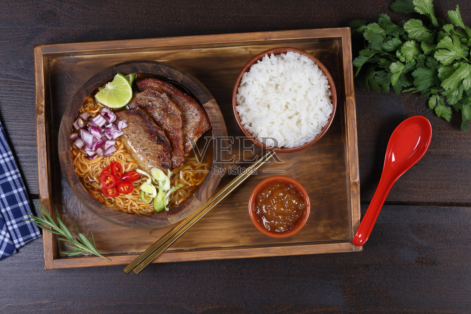 牛肉辣椒拉面，一道东方美食照片摄影图片