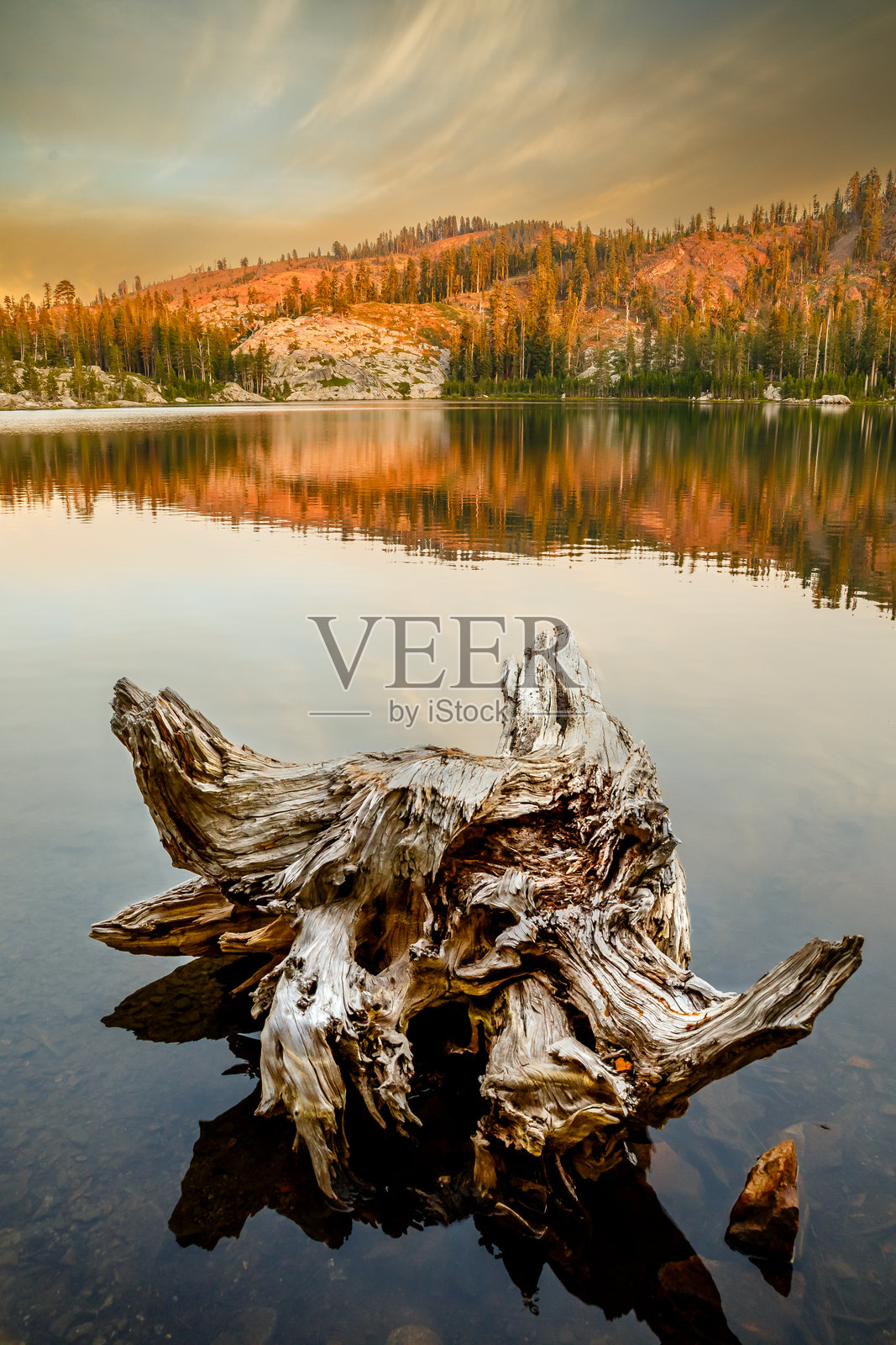 塞拉山脉中的岛屿湖照片摄影图片