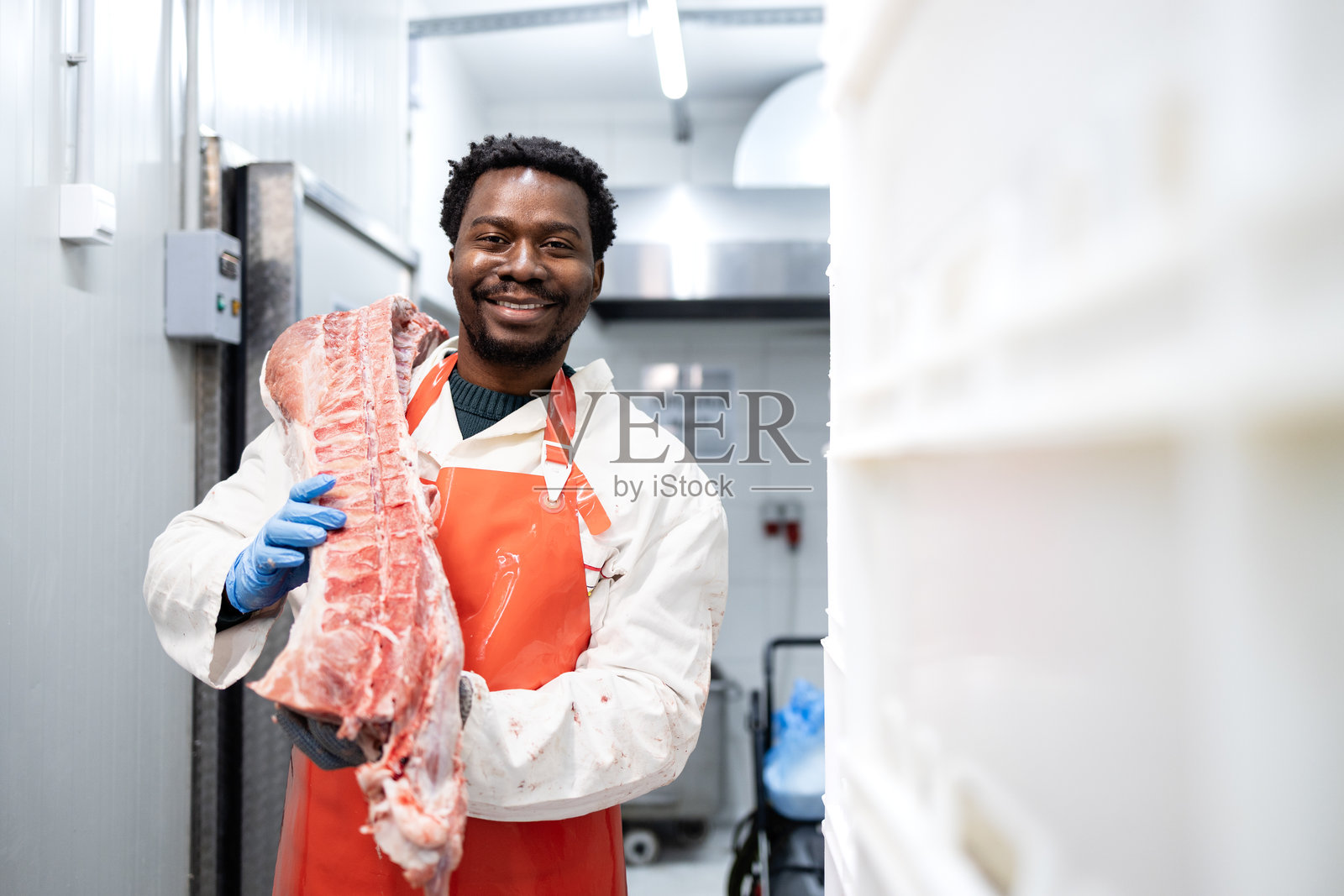 在肉铺工作，准备生肉出售。照片摄影图片