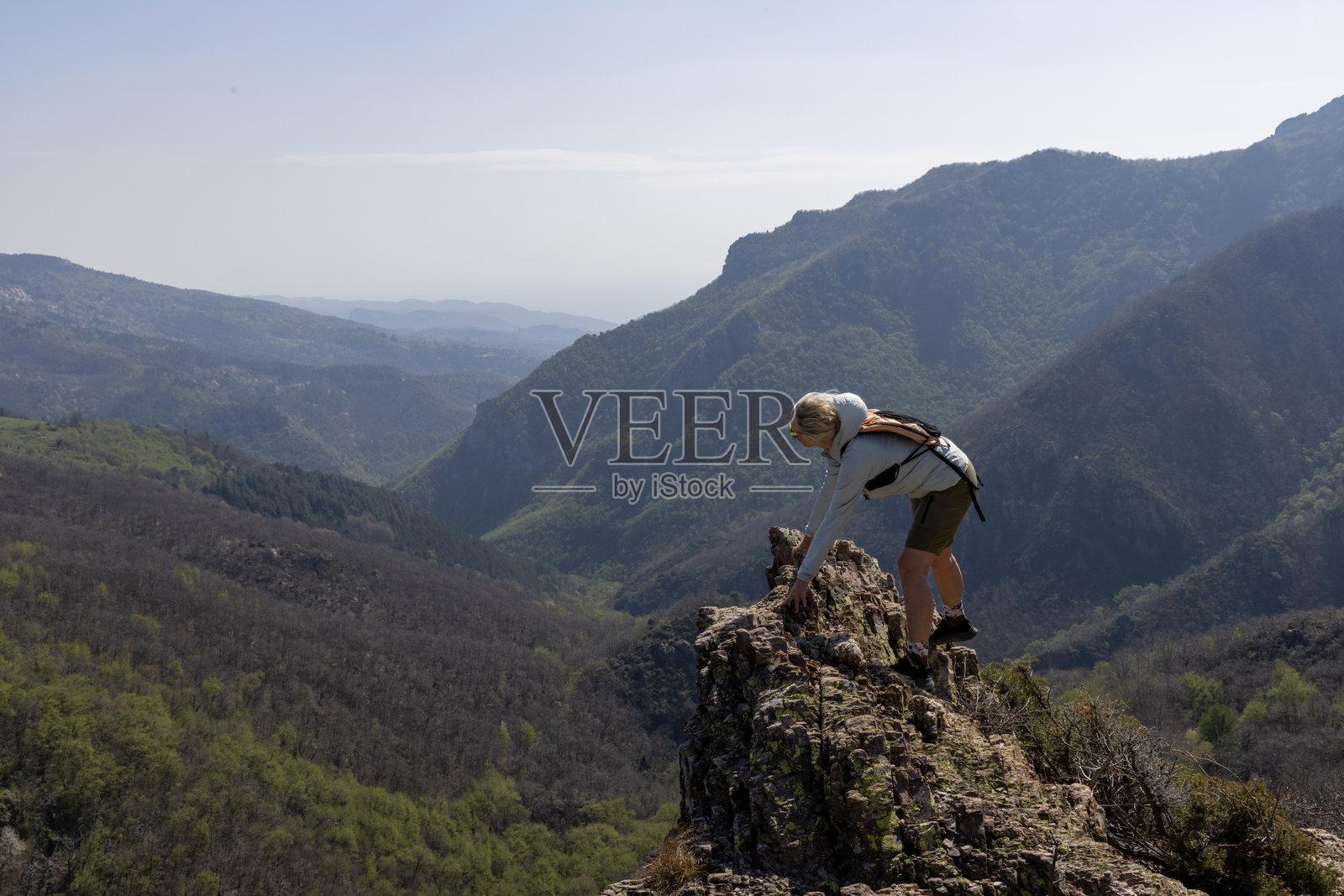成熟的女性在山顶攀爬照片摄影图片