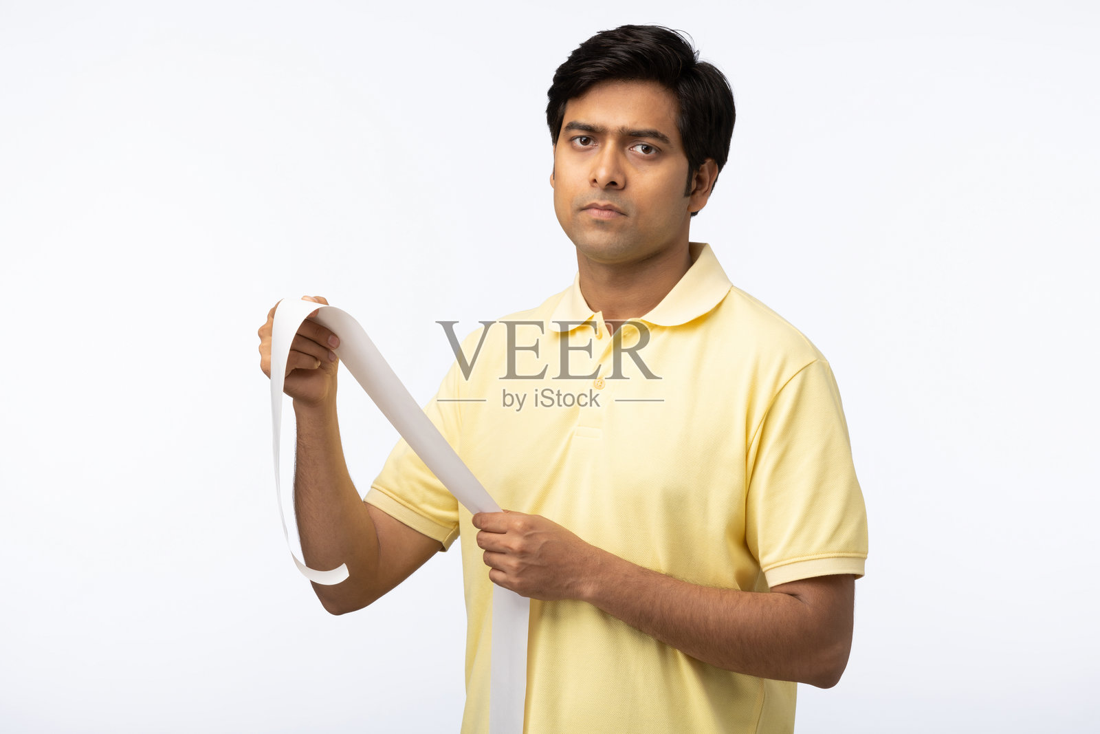 年轻男子穿着T恤的肖像，背景为白色照片摄影图片